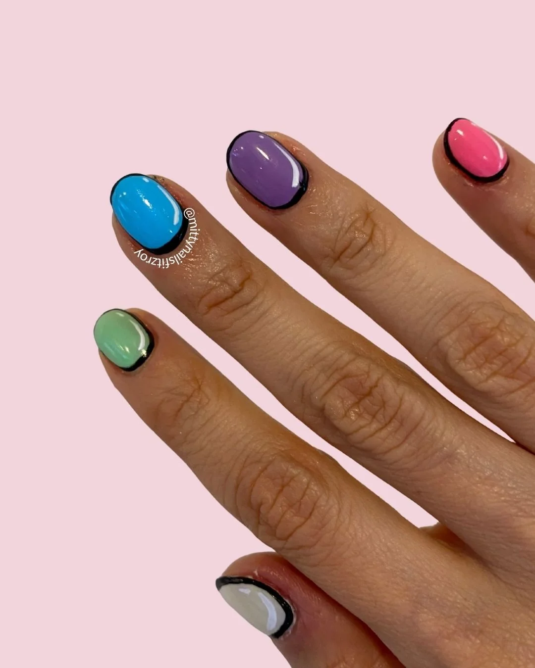 Cartoon nails but make it ✨chic✨
 Bold lines, juicy colours and high-shine drama.
 Warning: may cause compliments from strangers.

Nail Art Level: Intermediate