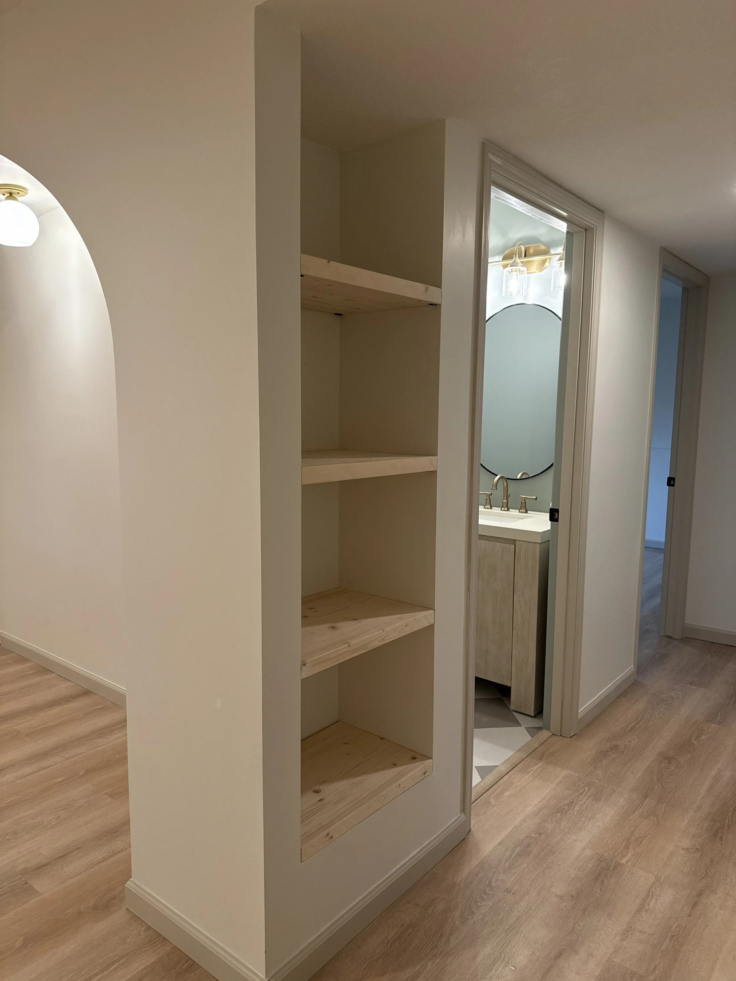 Hallway shelving niche