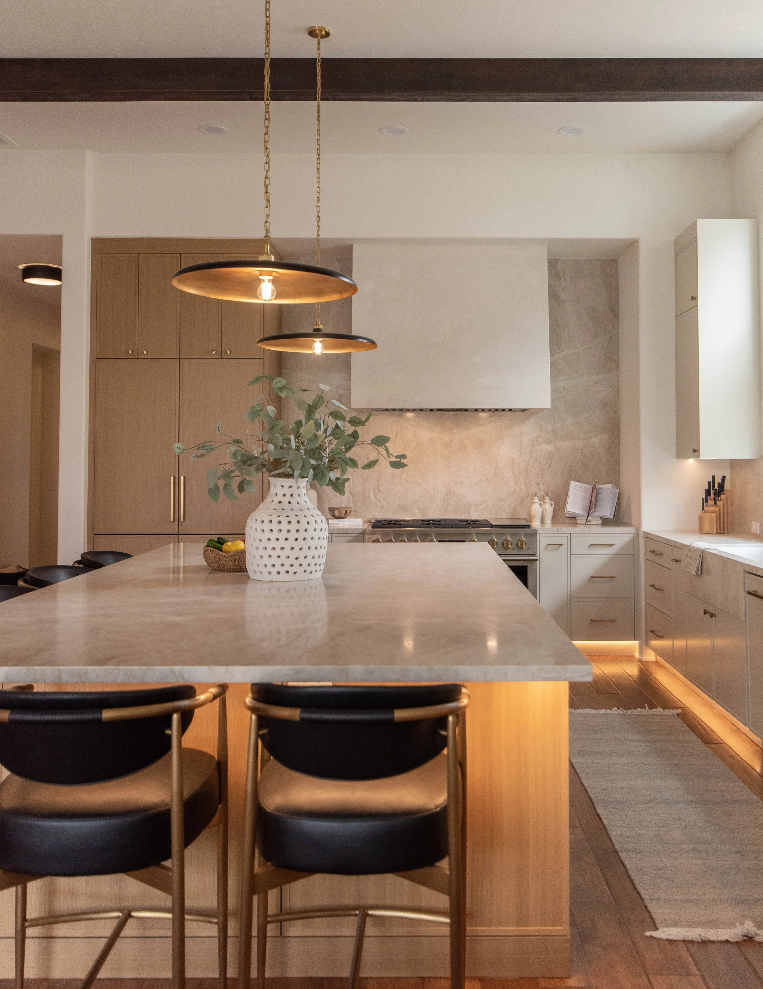 2005 had its moments😌 But this kitchen was ready for a new chapter.

The Bayswater Kitchen is now light, warm, and made to last. The slab backsplash flowing into a plaster hood is our favorite part, with the brass pendants, and that under cabinet gl