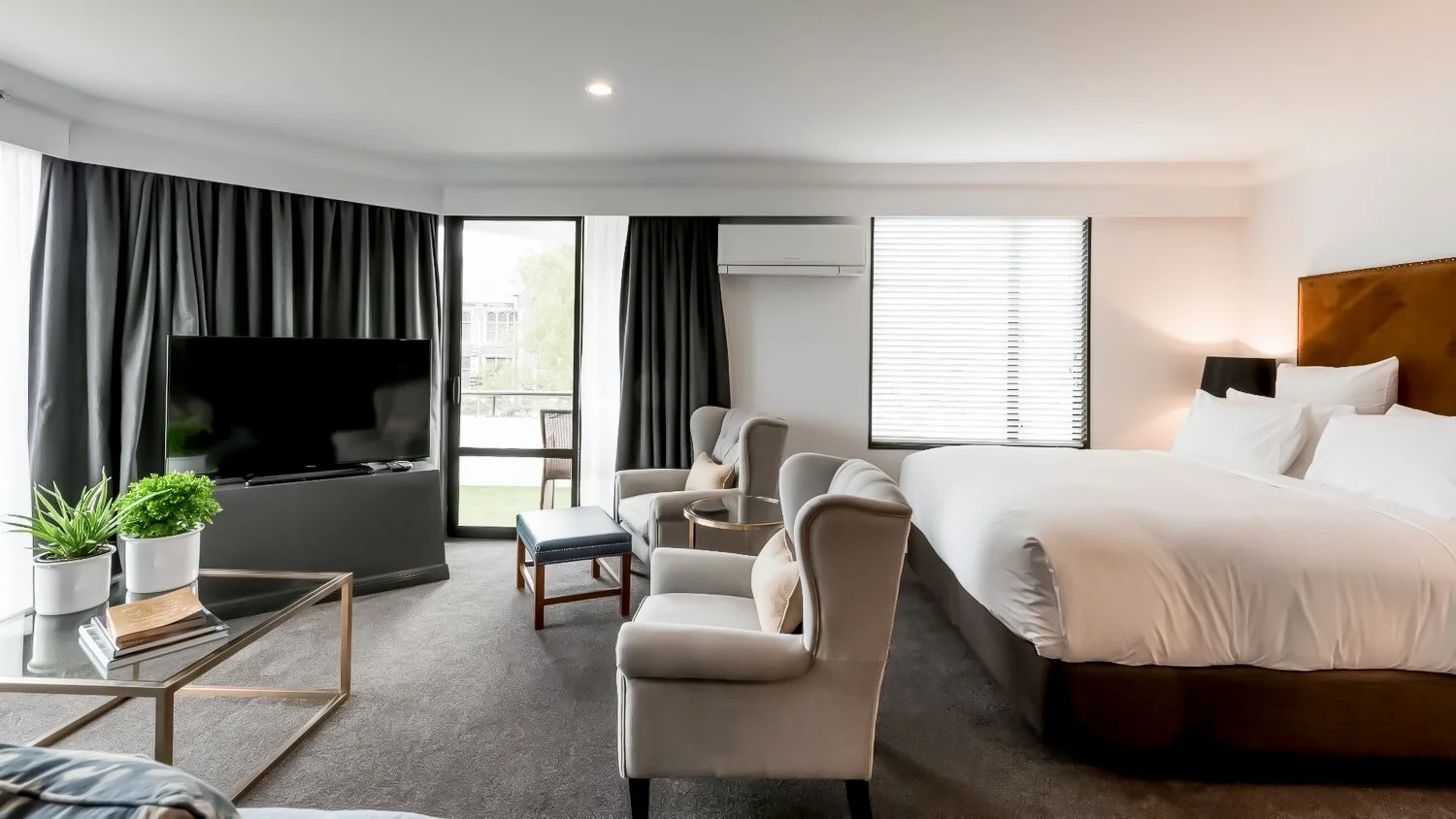 Hotel-Montreal-family-suite-lounge-and-bed-2.jpg