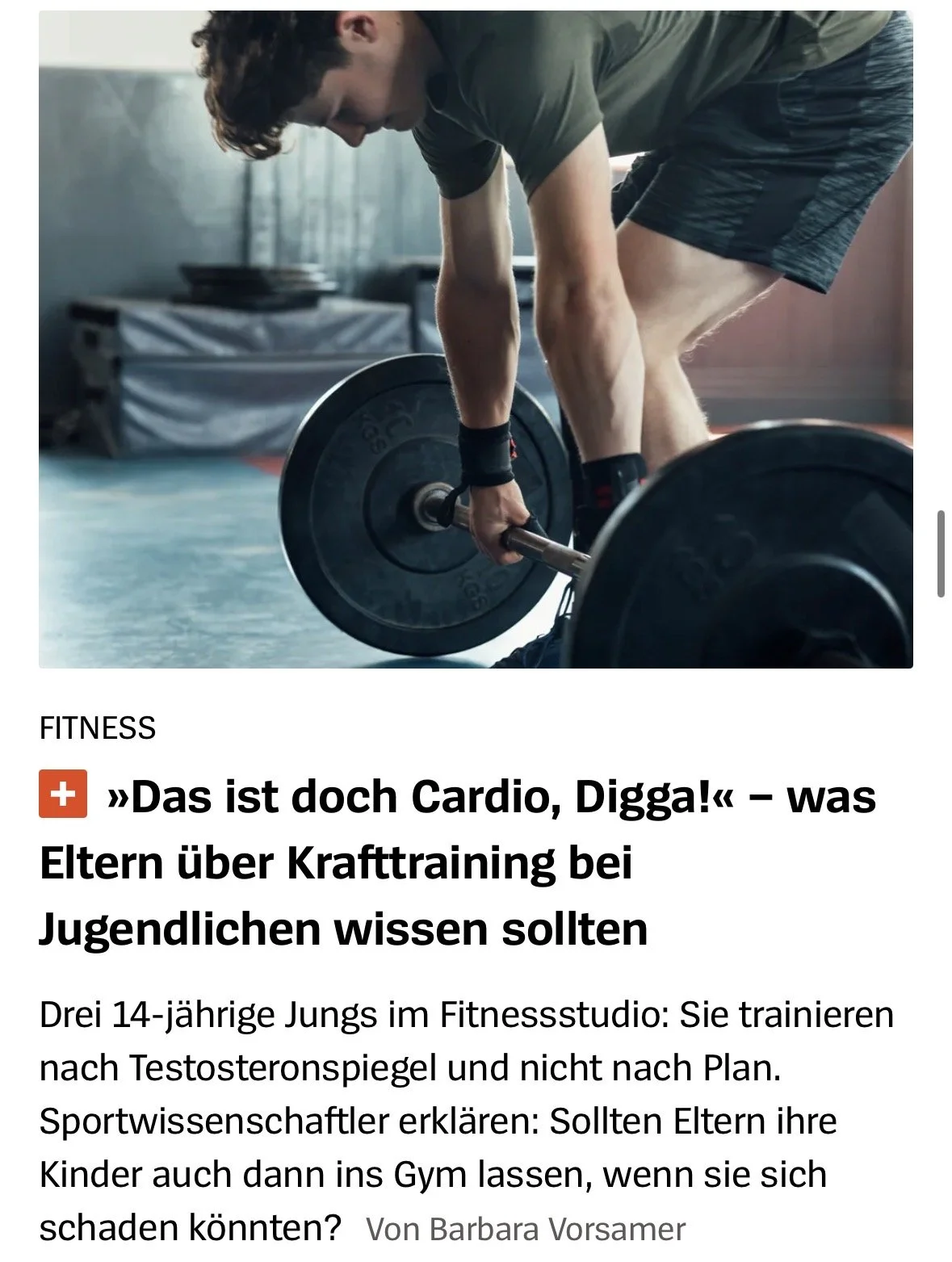Jungs im Fitnessstudio