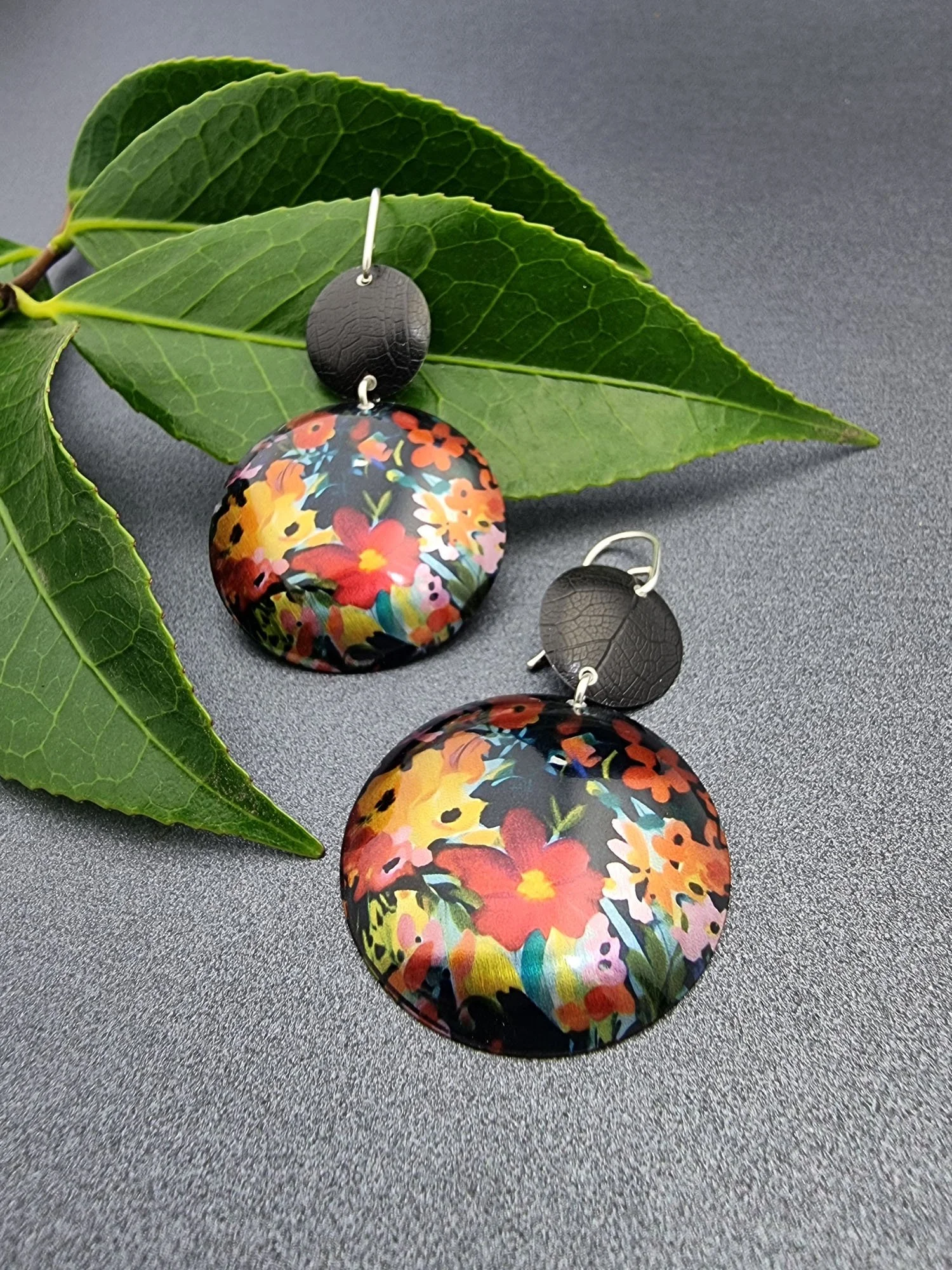 FLORETTE – Ruby leaf domed earrings