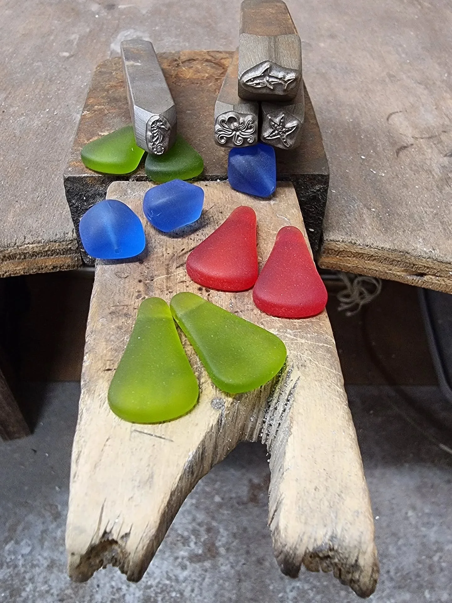 PLAY TIME - whilst I wait for a delivery of materials to finish wholesale orders, I am using the time to play with some sea glass I have in the studio.

I'll share the finished pieces at the end of the week.
🐢 🦈 🐙