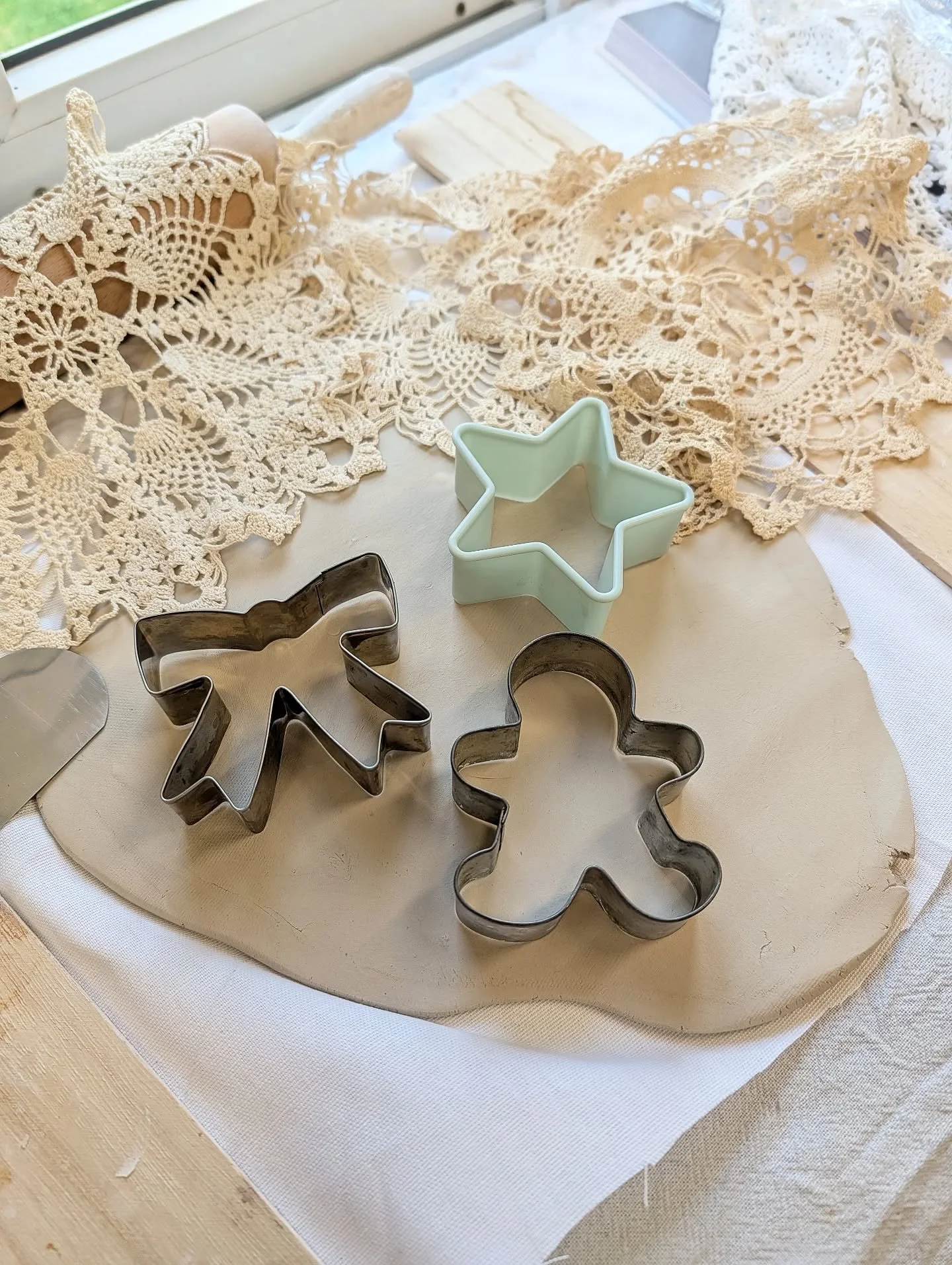 CLAY DAY - whilst things are quiet with jewellery orders, I'm getting a jump start on my ceramics Christmas decorations. 

Gingerbread person 

Star ⭐ 

Bow 🎀