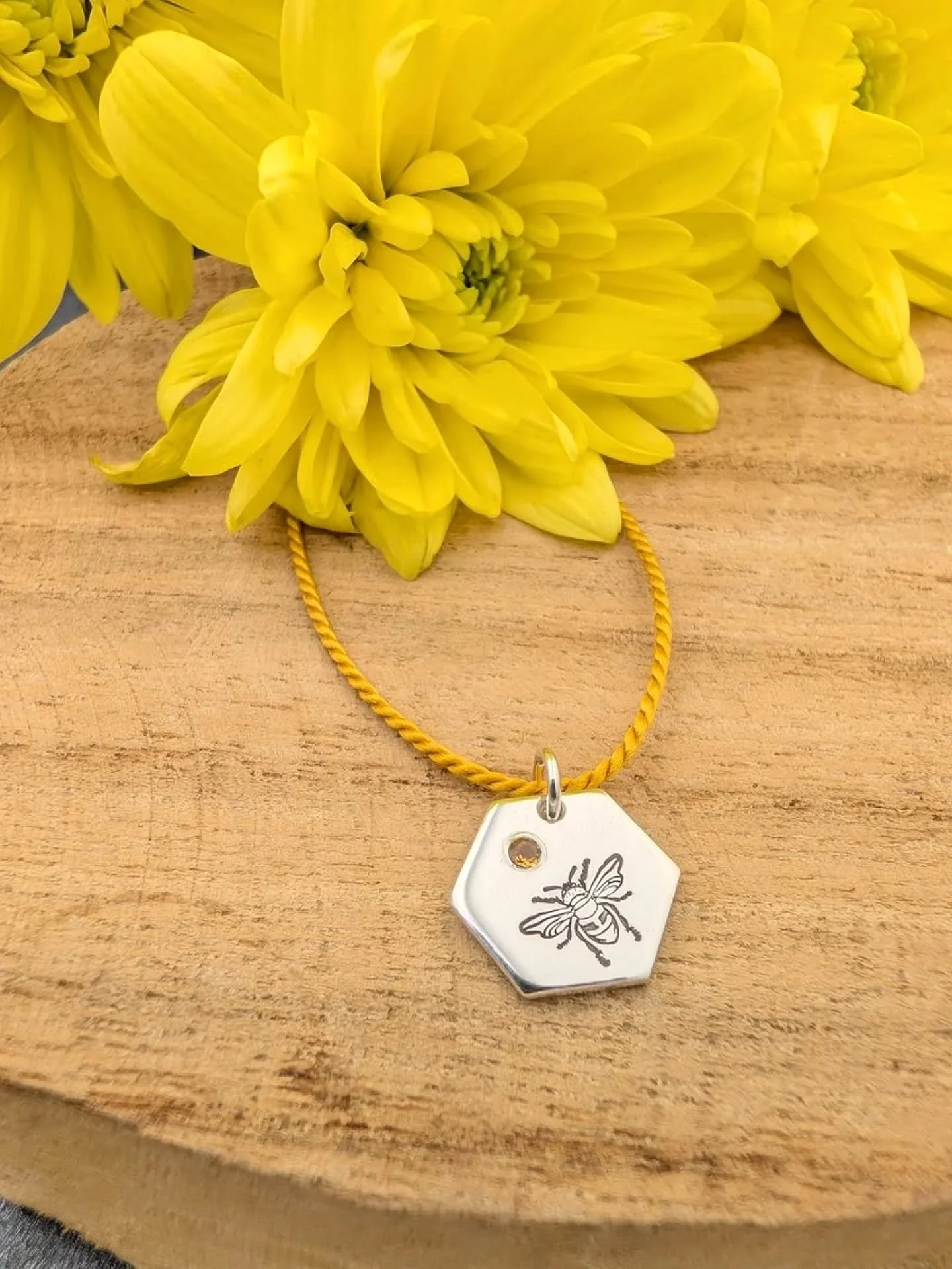 WORLD BEE DAY 🐝 we can't live in a world without bees. My Florette &amp; Garden Glory collections help support bees by donating $1.00 from every sale to @wheenbeefoundation 

🐝 Since 2020 I have donated $1083 to this wonderful organisation

#everyd