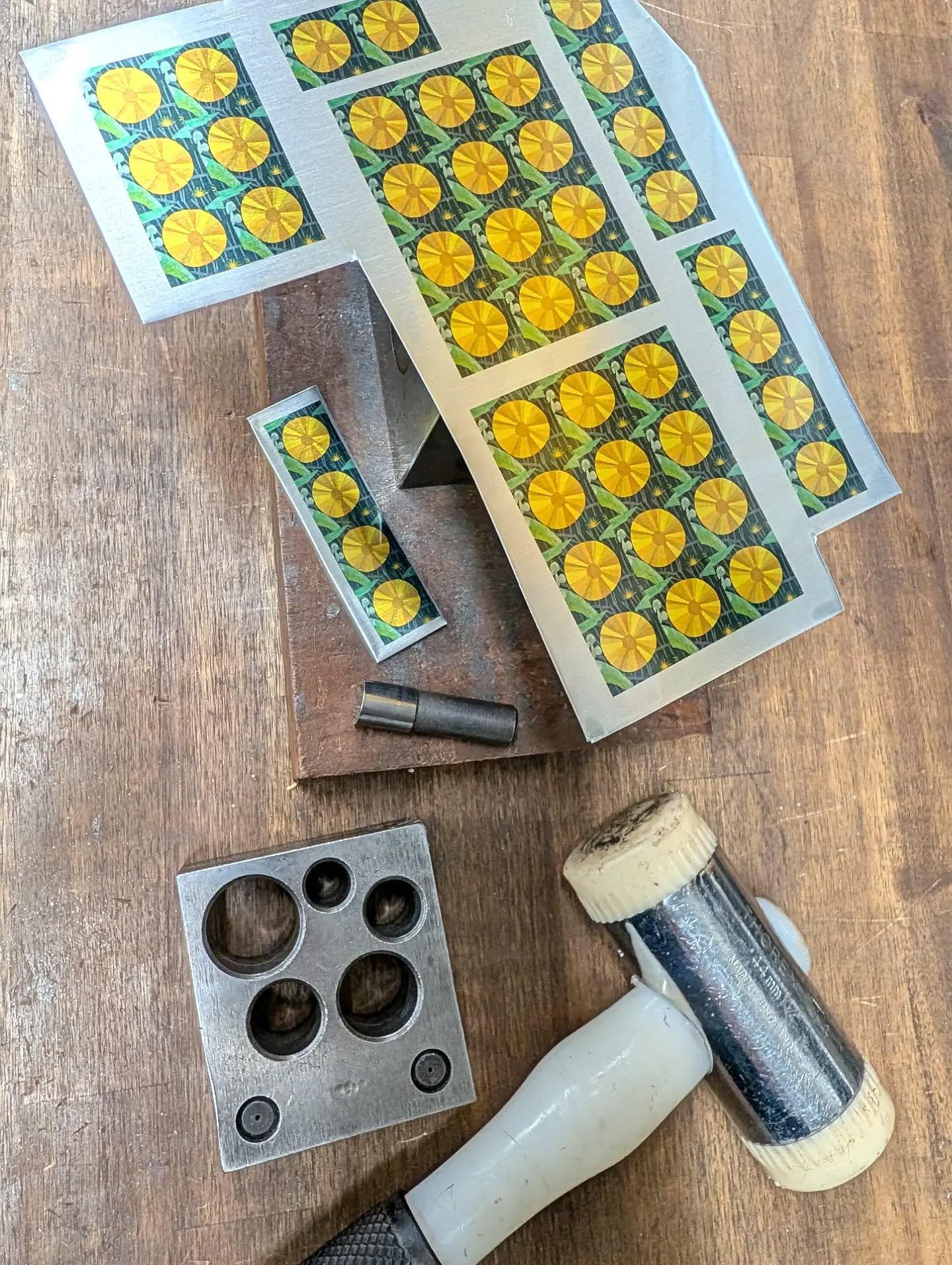 ON THE BENCH - a blooming wattle stud order for @parliamentshop.aph 

Artwork by @solleyfiona