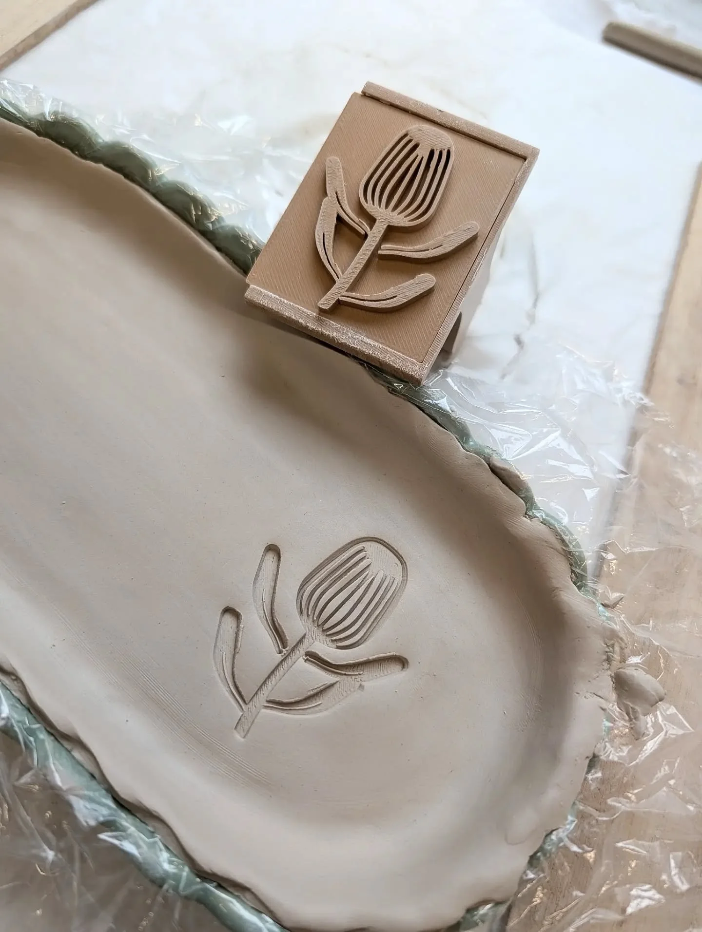 GETTING MY CLAY ON - last week I said Thursdays were going to be my admin day. But I didn't feel like sitting in front of a computer so I went and played with clay instead and it was just what I needed.

Thumping clay on my bench over and over was ve