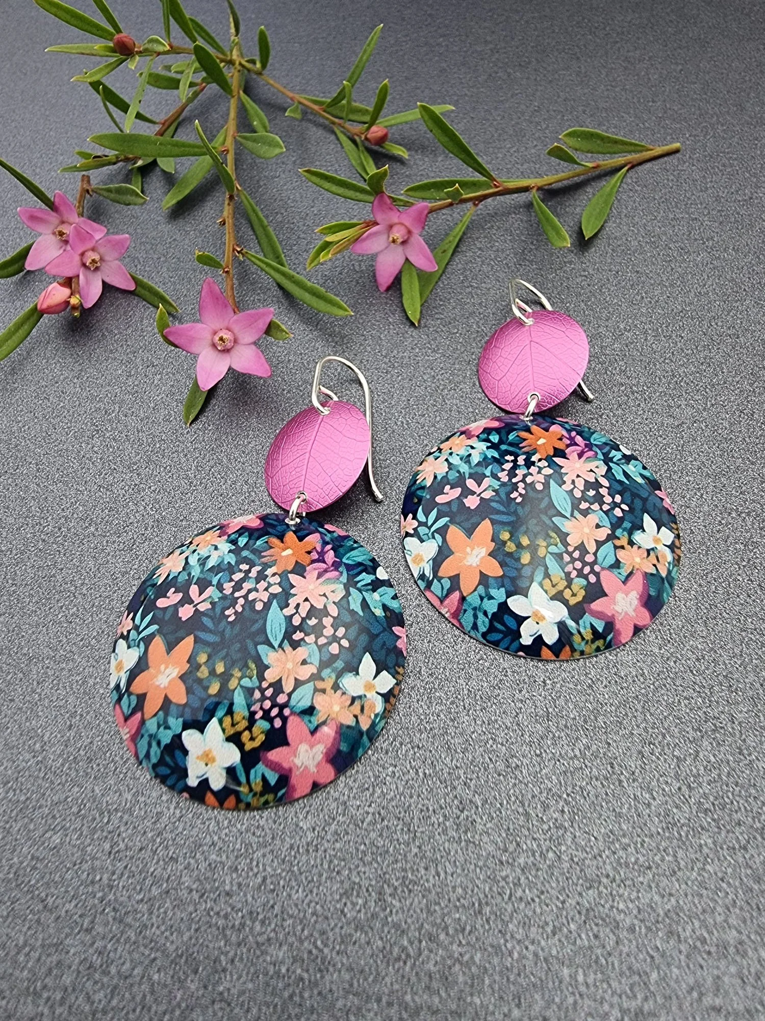 FLORETTE – Teal leaf domed earrings