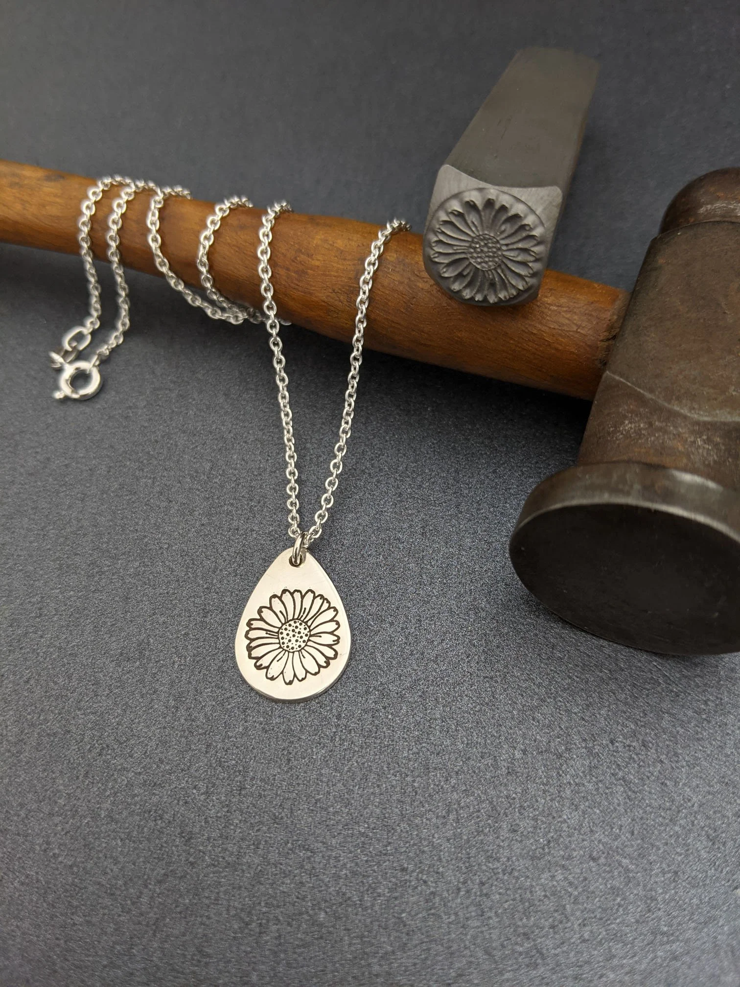 GARDEN GLORY - Daisy stamped necklace