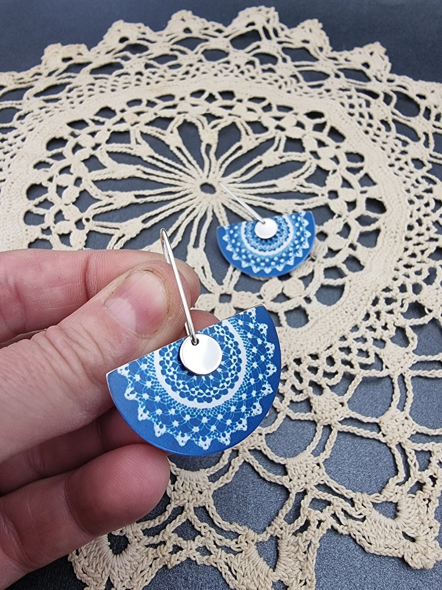 LACEY - Doily with silver earrings