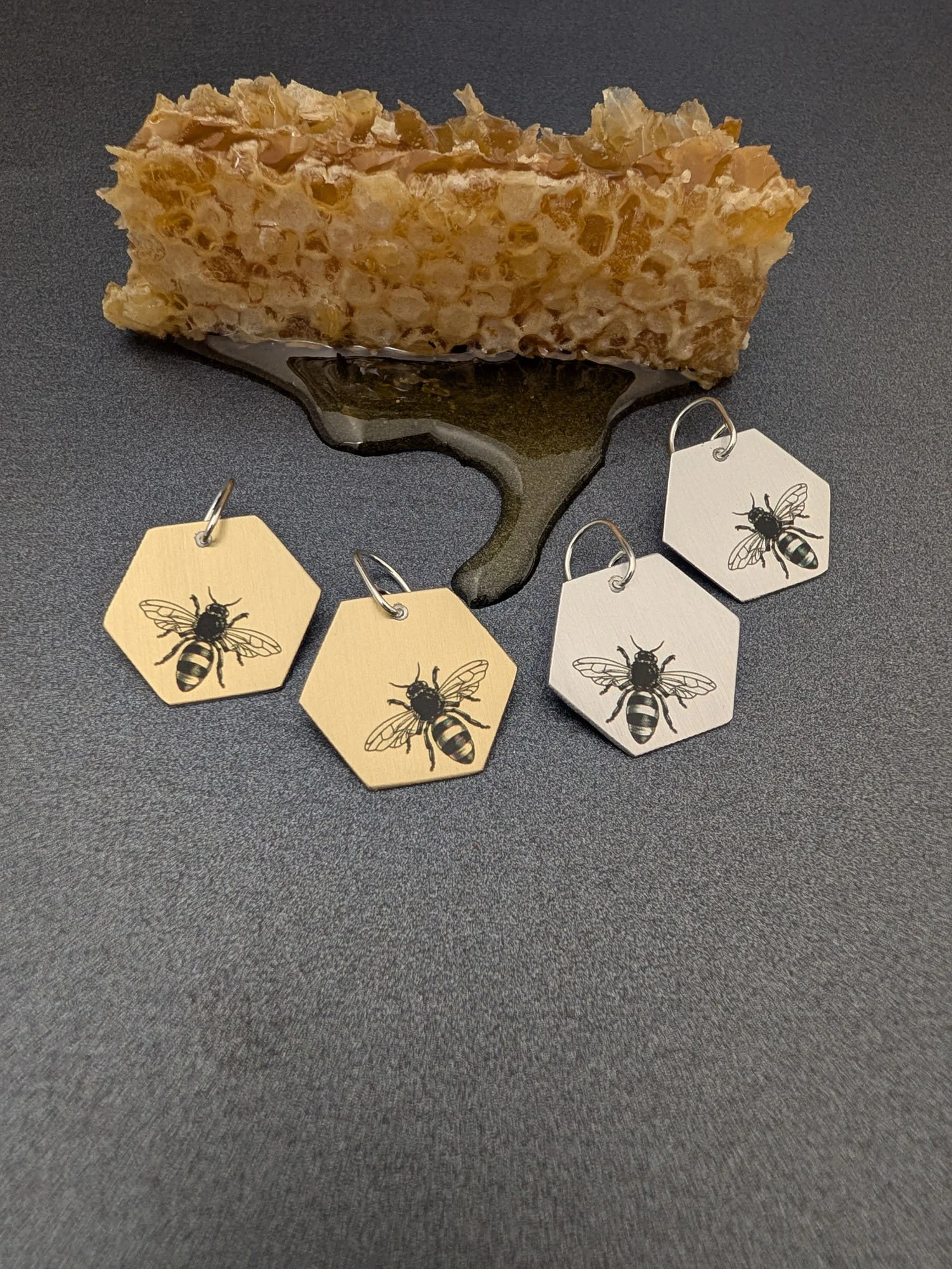 GARDEN GLORY - Bee hexagon earrings