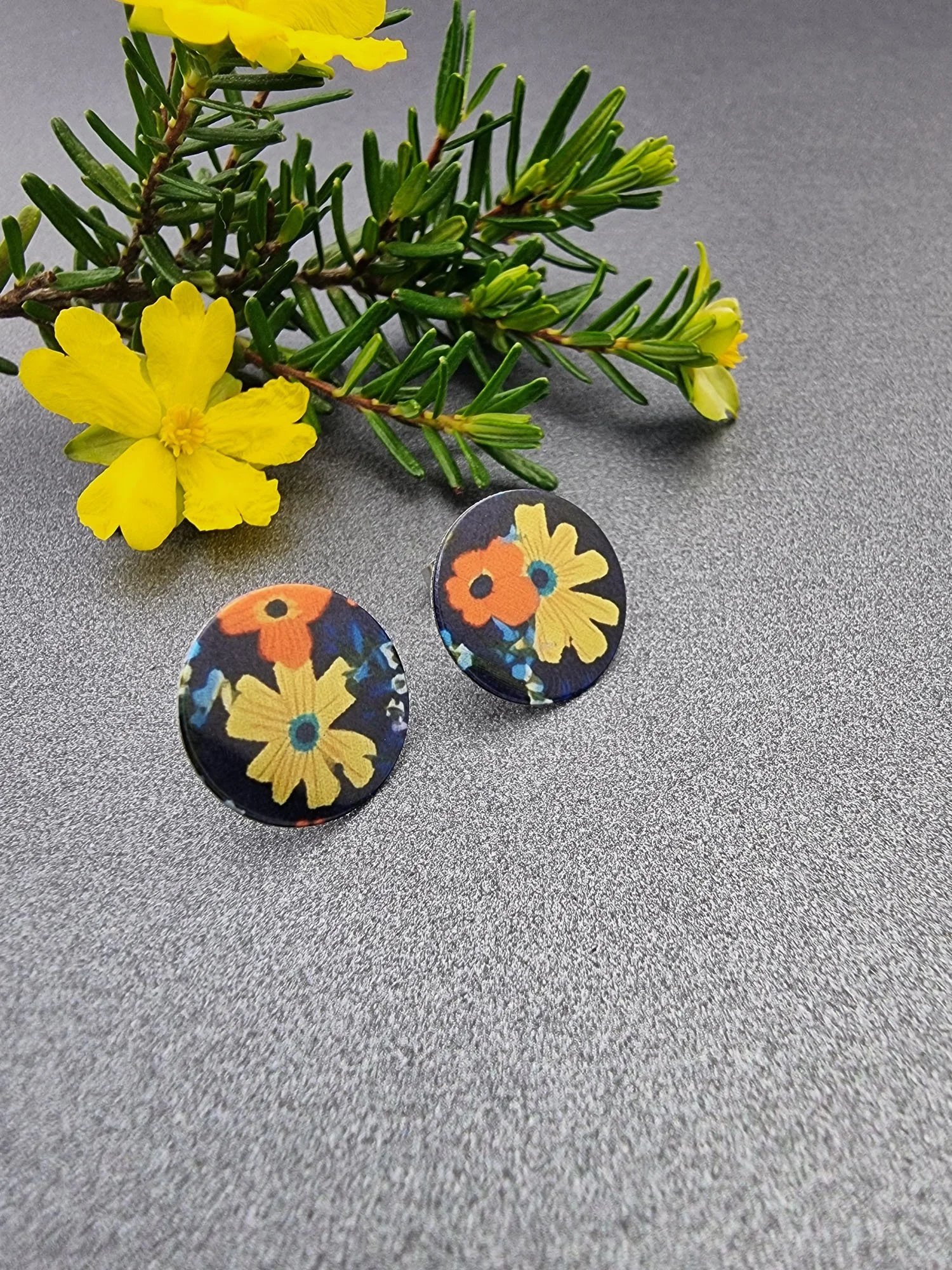 FLORETTE – Yellow bloom 16mm disc stud earrings