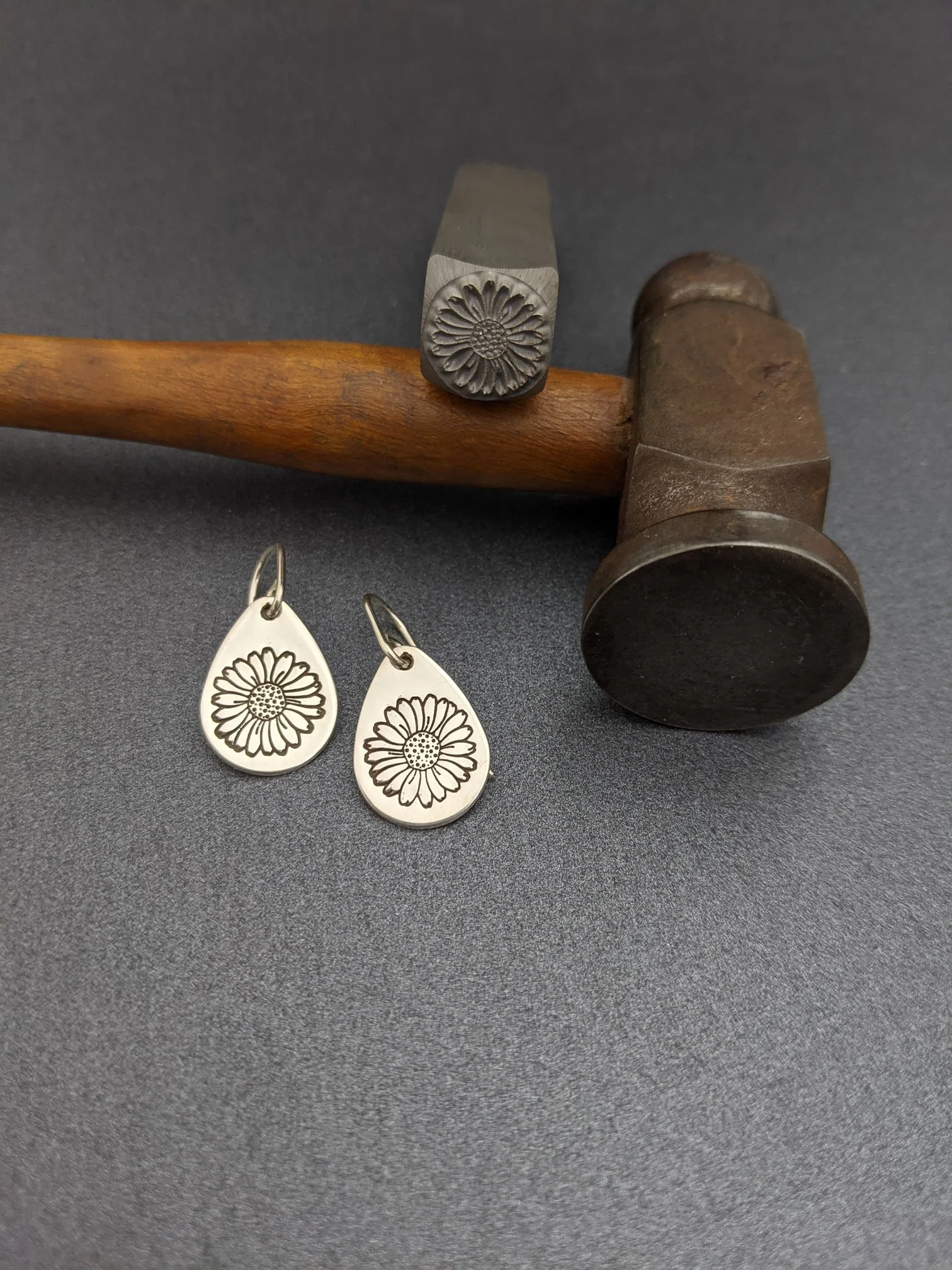 GARDEN GLORY - Daisy stamped earrings