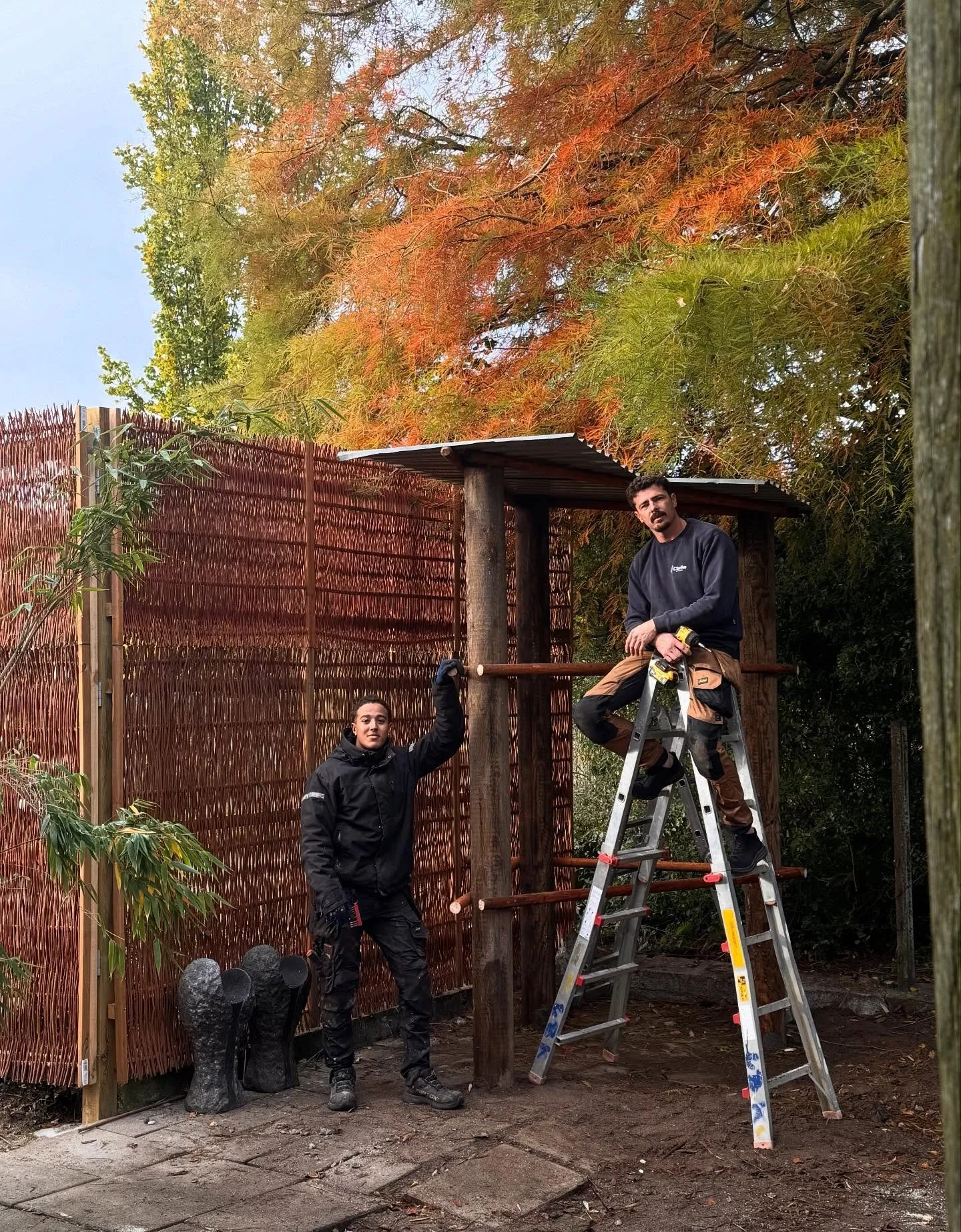 t&oslash;mrerne bygger et lille vinterhus til p&aring;fuglene 🦚
#ellebaek #elleb&aelig;k #planteskole #odense