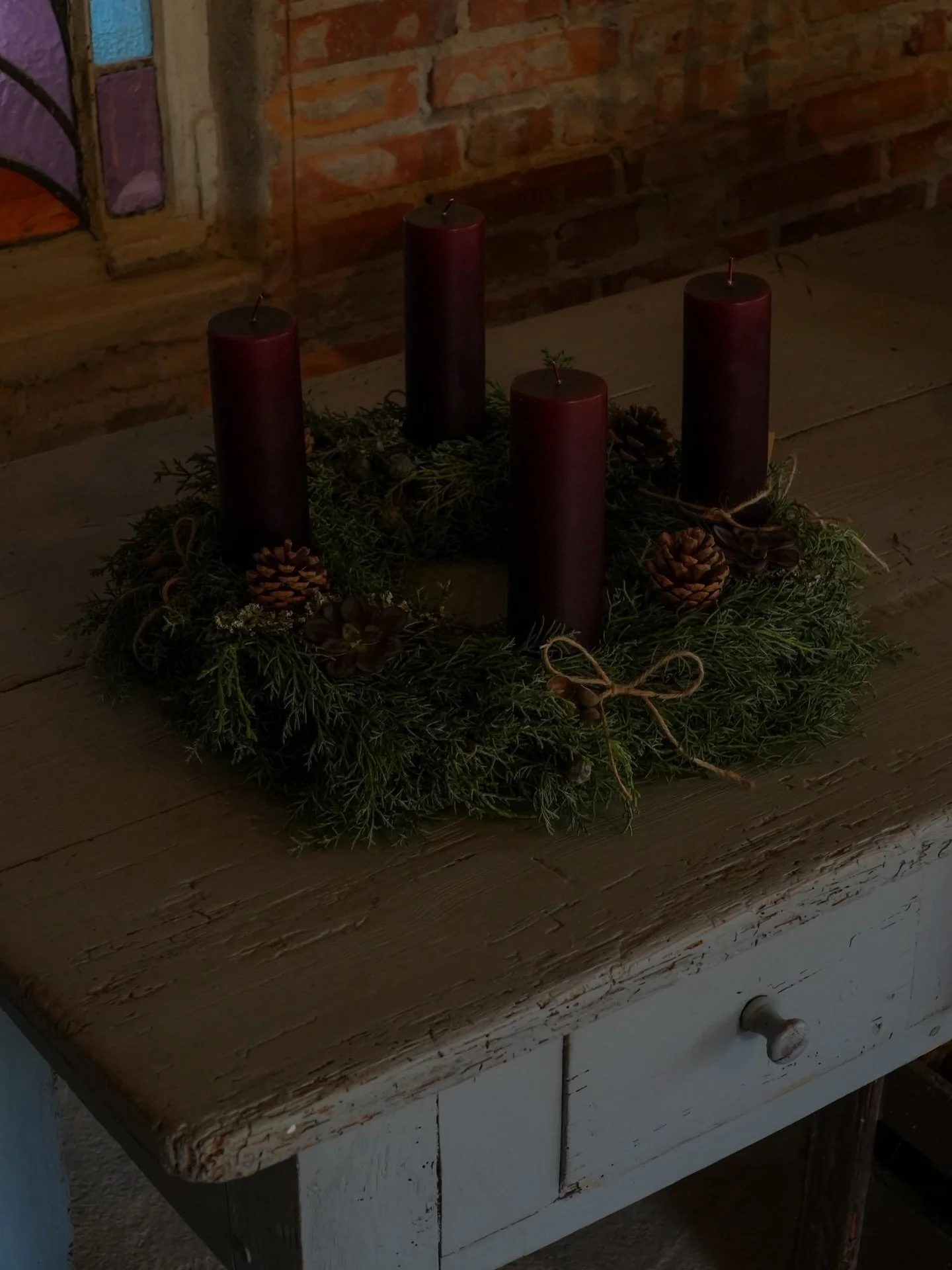 De fine juledekorationer er rykket ned i bondehuset &mdash; kig forbi og g&aring; p&aring; opdagelse i adventskranse, dekorationer med kalenderlys og smukke d&oslash;rkranse.