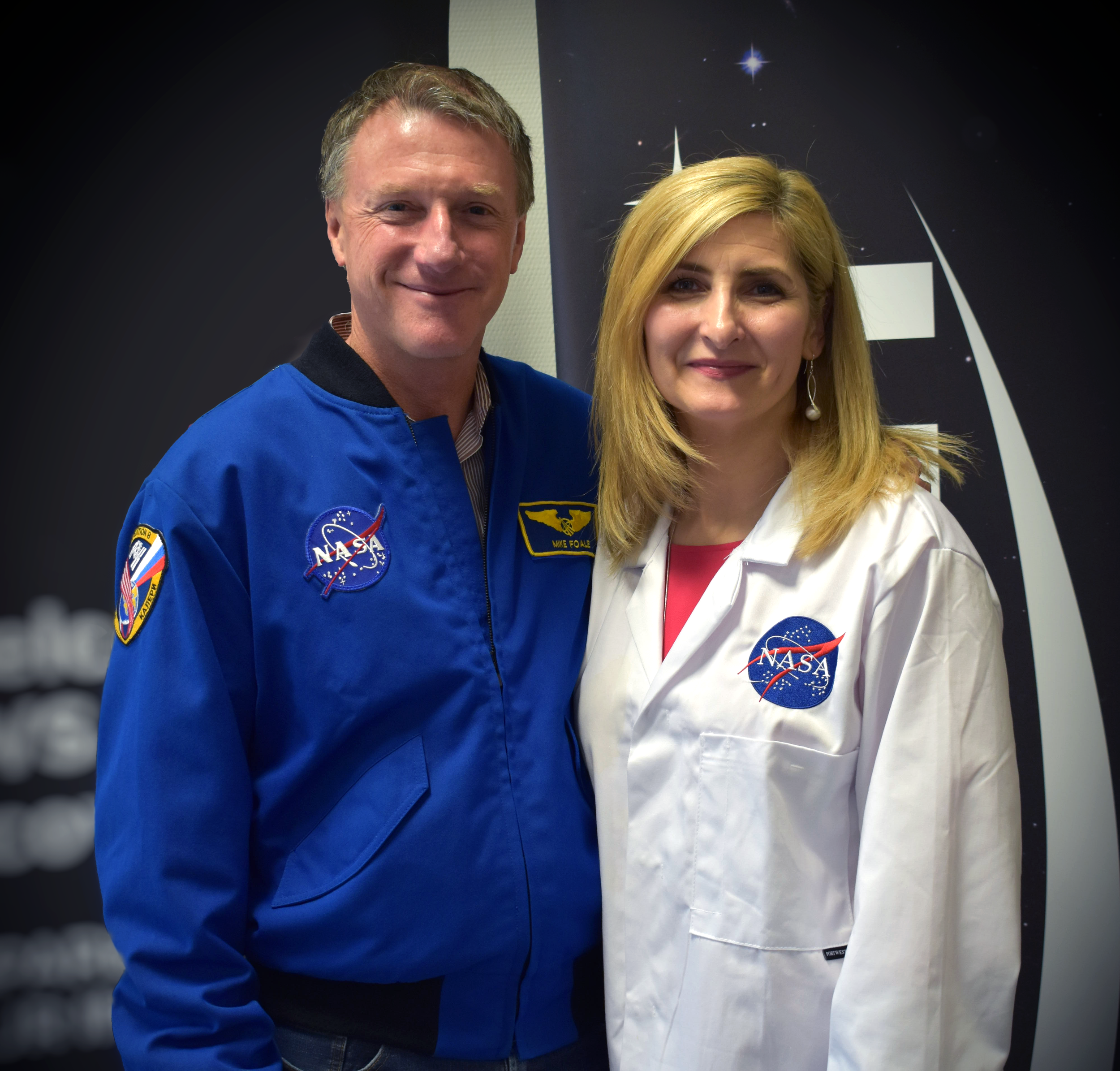Astronaut Michael Foale with particpant-on-the-nasa-style-simulation-leadership-programme.png