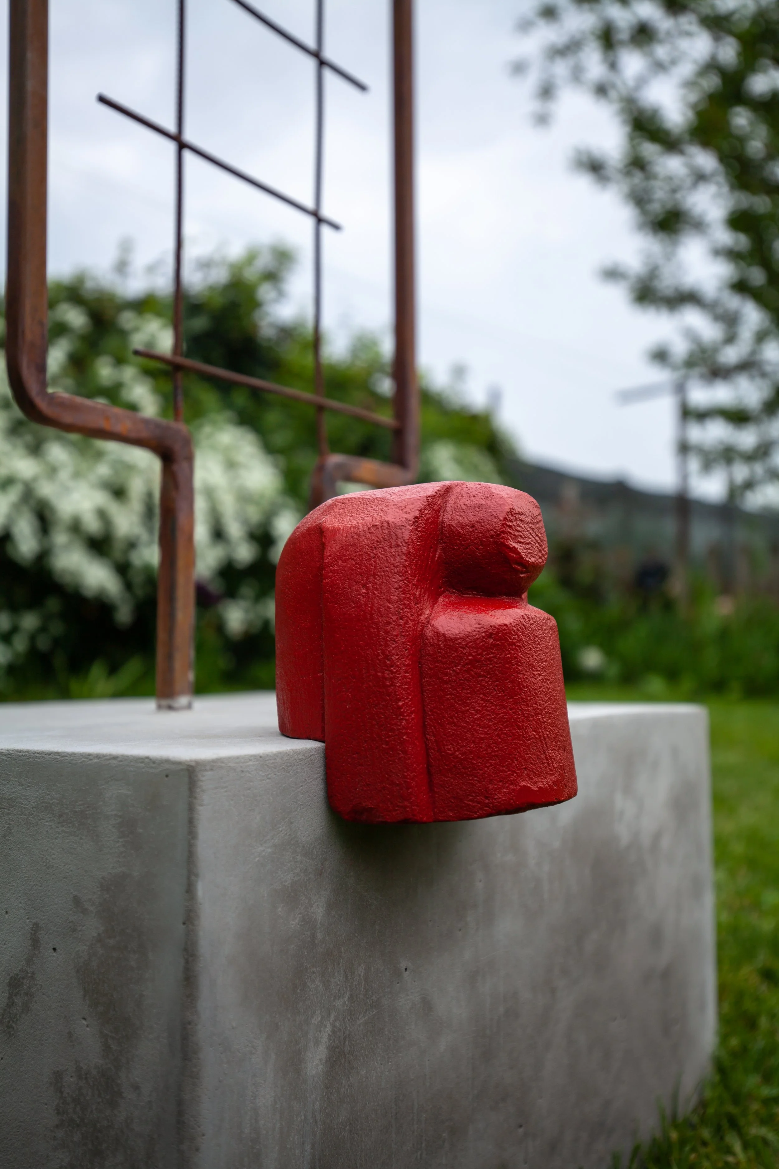 Au pied du reve
2026
220 x 50 x 40 cm
concrete, metal, paint