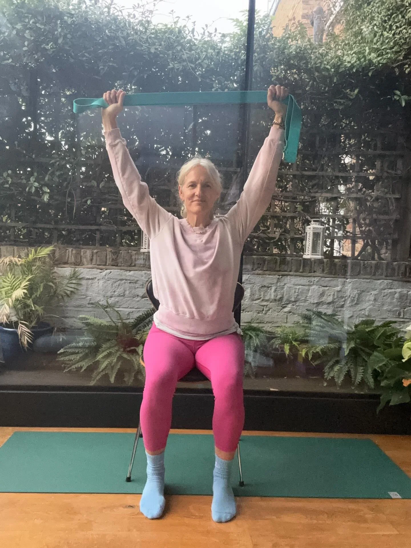 This weeks schedule;

🌟Sunday 30th November 

11.15 yoga for cancer 
Both online 

🌟Monday 1st December

8.45 Hatha online 

10am yoga for cancer online (vickyfox-yoga.com)

1pm yoga for cancer online and in-person @futuredreamscharity 

🌟Wednesda