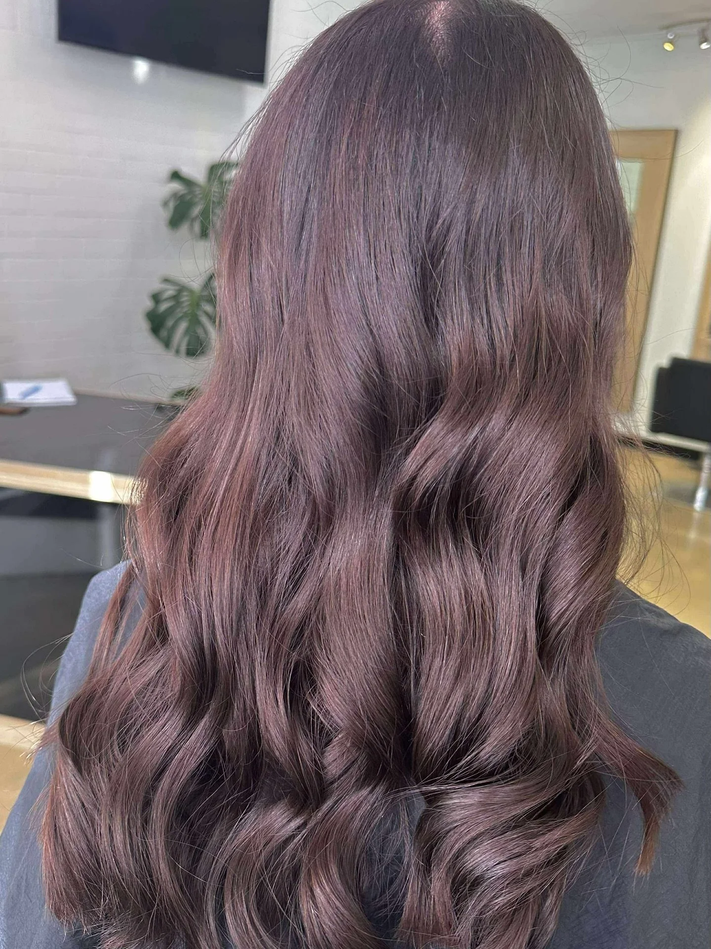 That first colour feeling 🫶🏽

A delicious cherry chocolate tone for a natural yet radiant finish 🍒🍫

Colour, Cut &amp; Style by @hairby.mareerose 

#haircolour #keunecolour #keune #cherrychocolate #curls #waves #cloud9 #keunesalon #hairsalon #mea