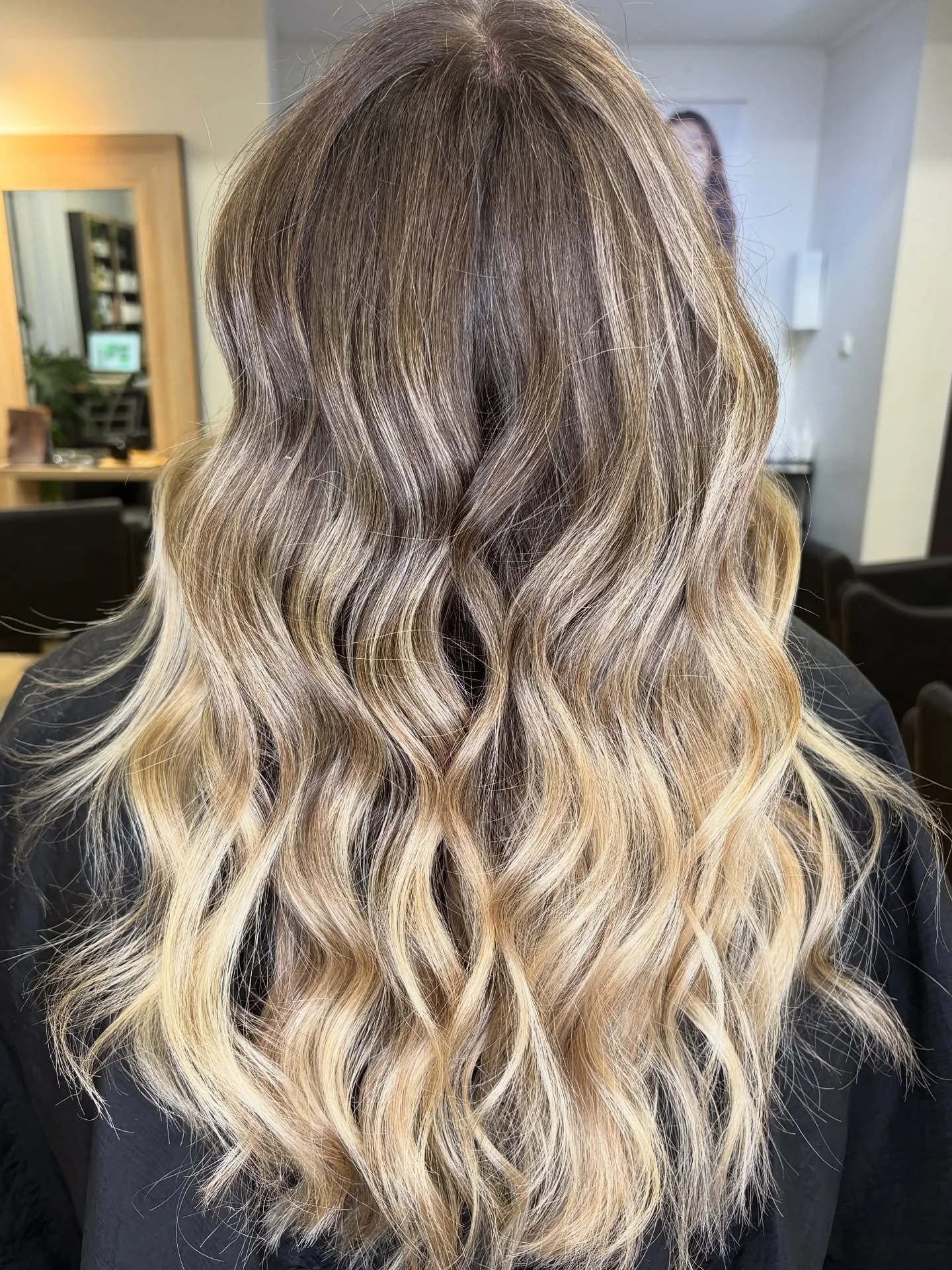 Training days = growth days 🌿

Maree working her balayage magic on the most gorgeous head of hair 😍

#training #apprentice #emergingstylist #balayage #balayagetraining #hairsalon #livedinblonde #meadows #meadowshairdresser #salon #adelaidehills #ad