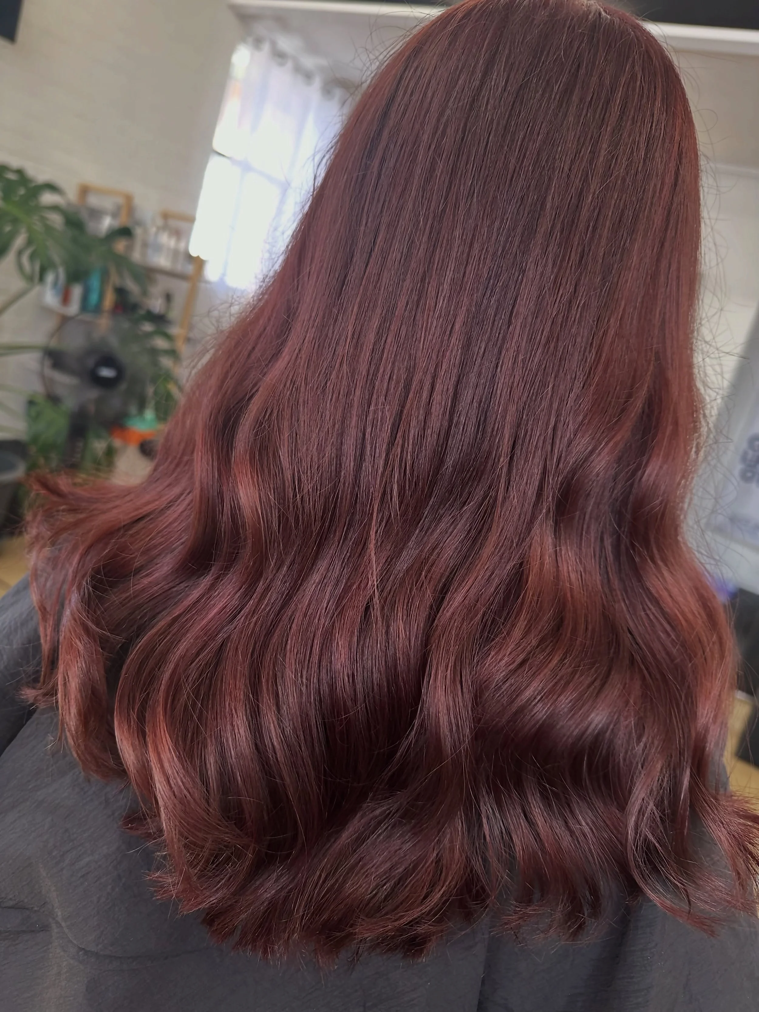 Winter hair but make it fiery ❤️&zwj;🔥

Maree has been SMASHING out some wicked colours lately. Book your colour with her and take advantage of her emerging stylist pricing - you won&rsquo;t be disappointed!!

Cut, colour &amp; styling by @hairby.ma