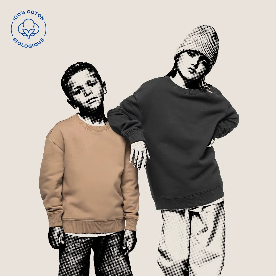 Deux mannequins portant des sweatshirts. L'un est beige, l'autre est noir, avec un style décontracté. Logo biologique en haut à gauche.