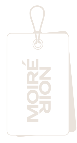 Étiquette blanche avec texte 'NOIR MOIR' suspendue par un fil gris sur fond noir.