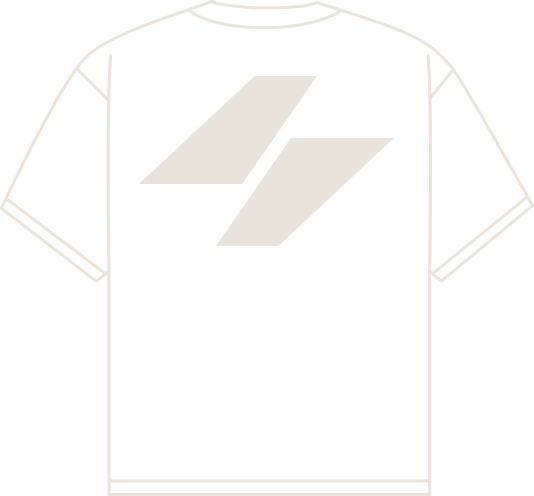 Un t-shirt blanc avec un logo graphique abstrait gris clair en forme de deux rectangles asymétriques.