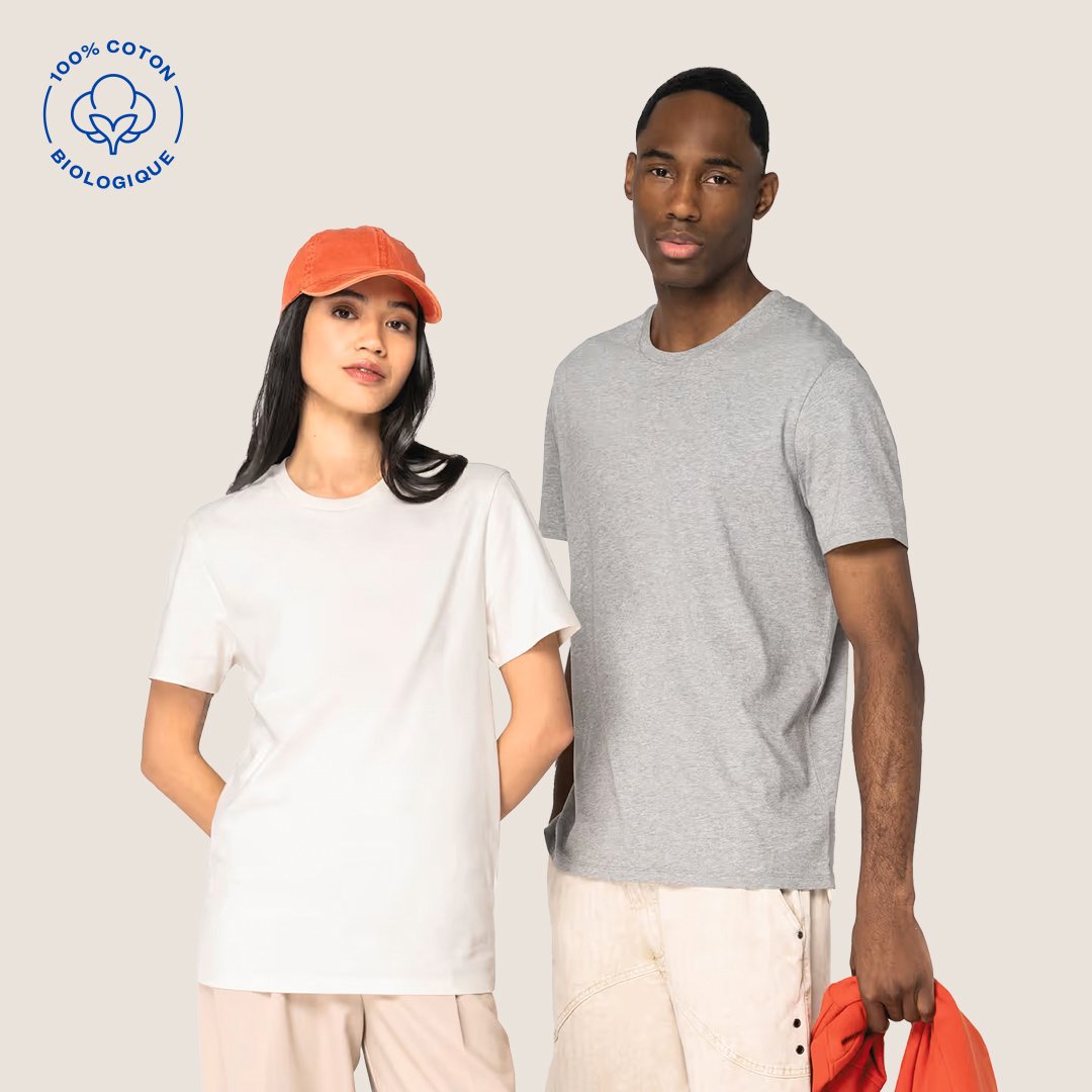 Deux personnes posant côte à côte, portant des vêtements en coton biologique. Un homme en t-shirt gris et une femme en t-shirt blanc avec une casquette orange. Logo de coton biologique en haut à gauche.