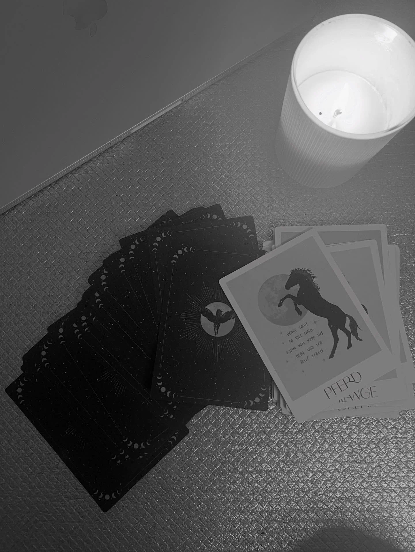 &bdquo;In jedem Anfang wohnt ein Zauber inne.&ldquo;
&ndash; Hermann Hesse

Ein neues Jahr &ouml;ffnet sich.
2026 tr&auml;gt in seiner Quersumme die Eins &ndash; die Zahl des Anfangs, der Neuausrichtung, des Zaubers.

Still und zugleich voller Bewegu