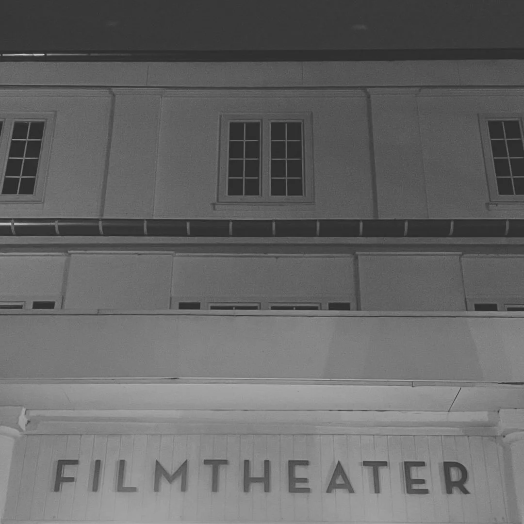 💫 Stell dir einmal vor, du gehst in ein wundersch&ouml;nes Theater.
Der Raum ist ruhig, der Vorhang geschlossen. Du nimmst Platz. Das Licht geht langsam aus.

Dann geht der Vorhang auf.
Das Theaterst&uuml;ck beginnt. Und du siehst einen Moment aus d