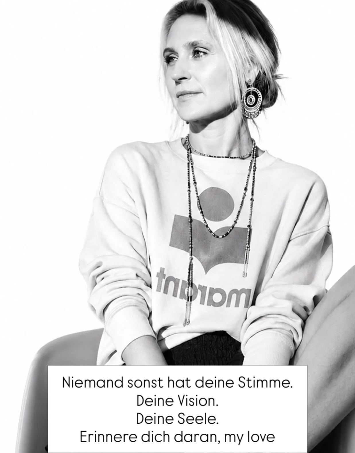 ✨
Es gibt eine Stimme auf dieser Welt, die nur du in dir tr&auml;gst. Eine Vision, die nur dir geh&ouml;rt. 
Eine Seele, die nur du bist. Niemand sonst.

Erinnere dich daran, wenn du dich vergleichst.
Erinnere dich daran, wenn du zweifelst.
Erinnere 