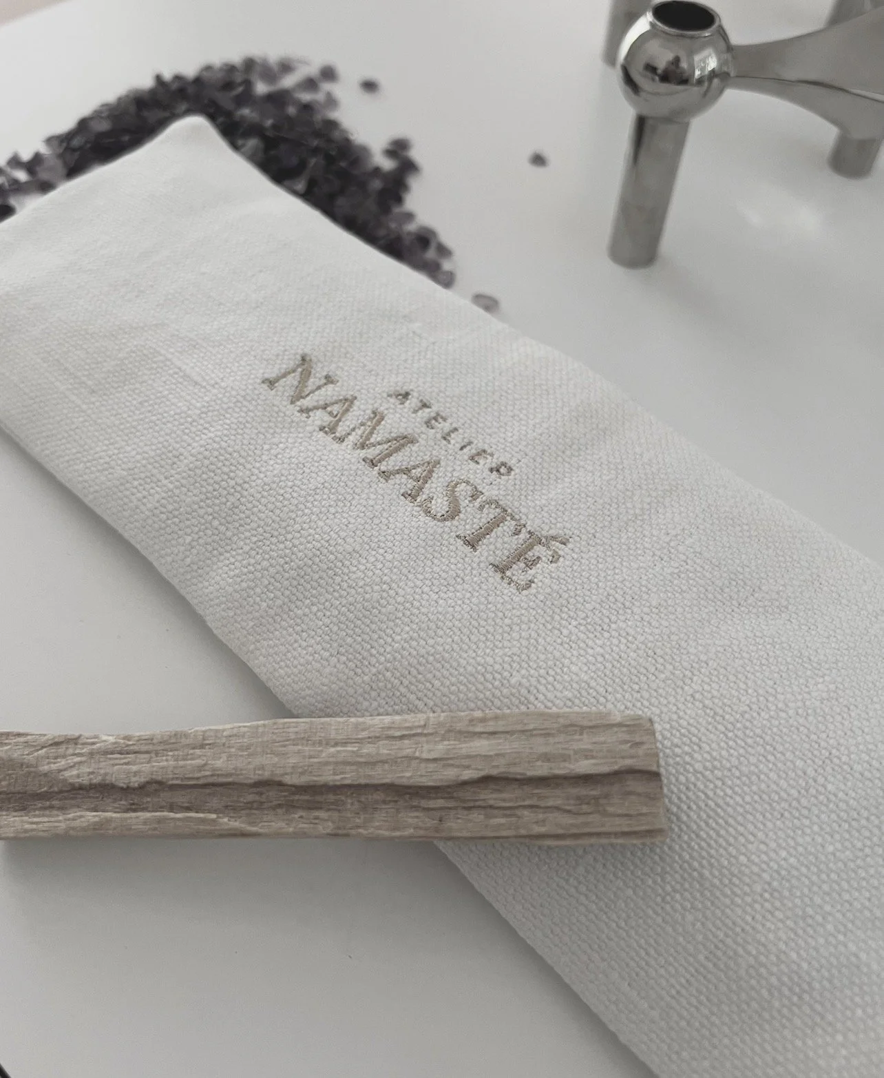 SOUL GATE Augenkissen aus weißem Leinen mit goldgesticktem Logo von Atelier Namasté