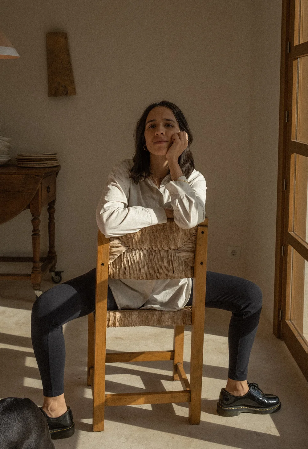 Marta Chill sentada en una silla