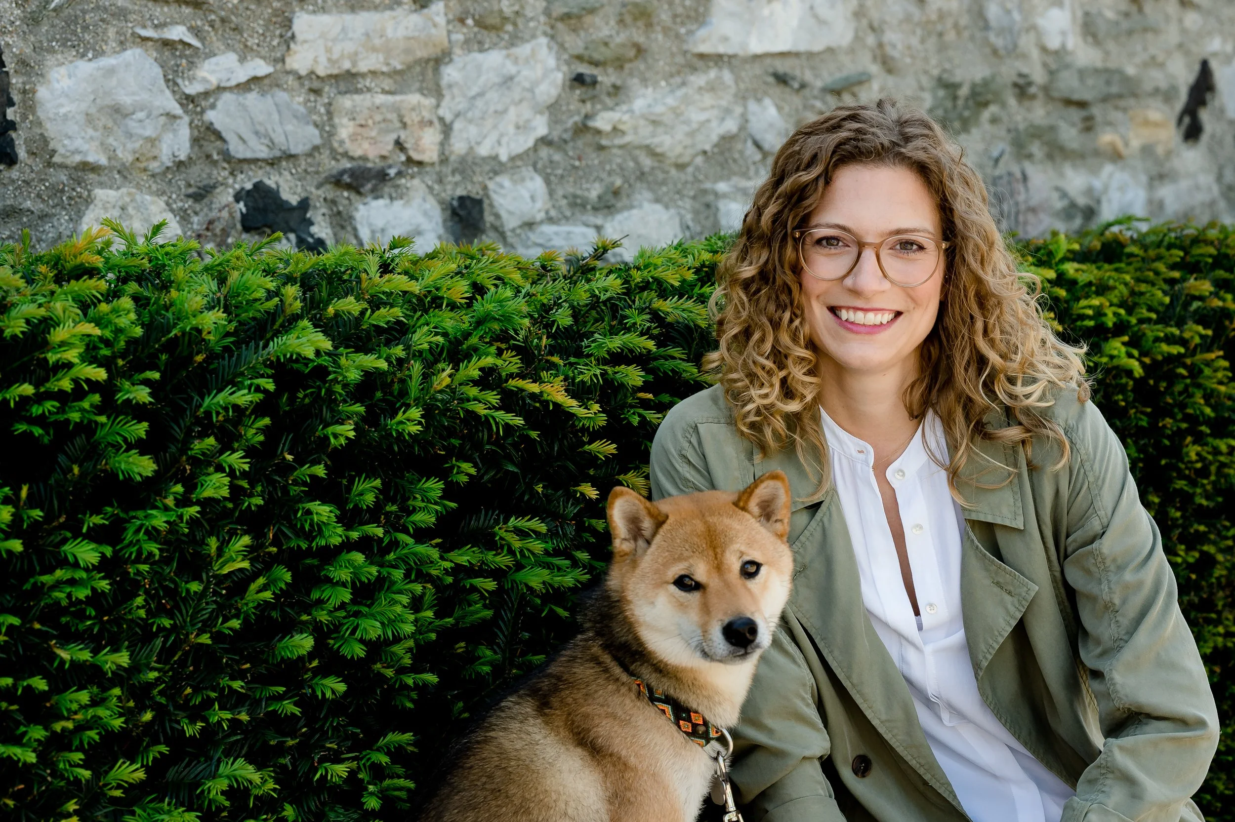 Bild von Alena Goepfert von der Firma mindpet mit ihrem Coaching-Hund Yuki