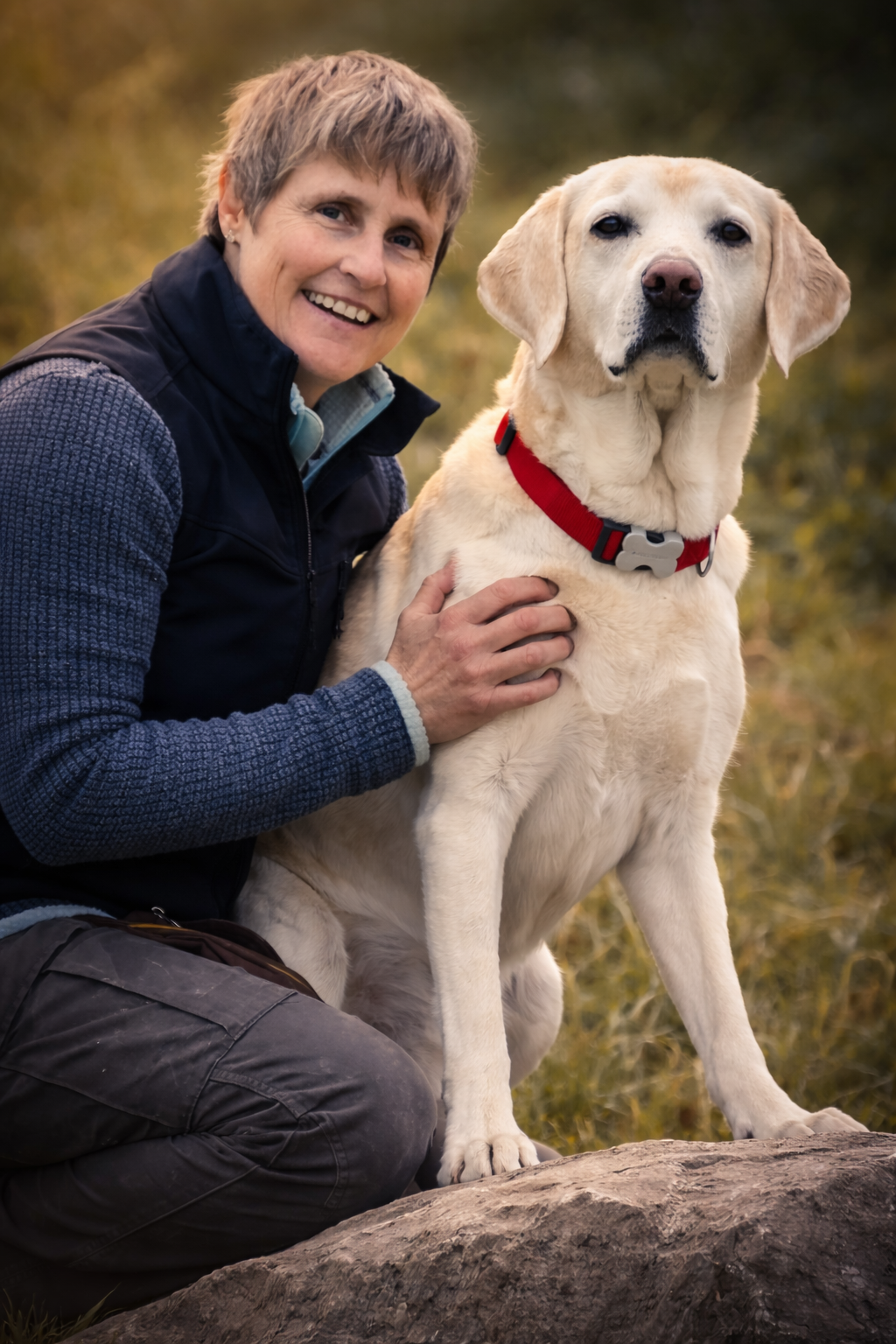 Die ausgebildete Hundetrainerin, Rettungshundeführerin und Prüfungsexpertin Annatina Knöri mit ihrem Rettungshund Dart.