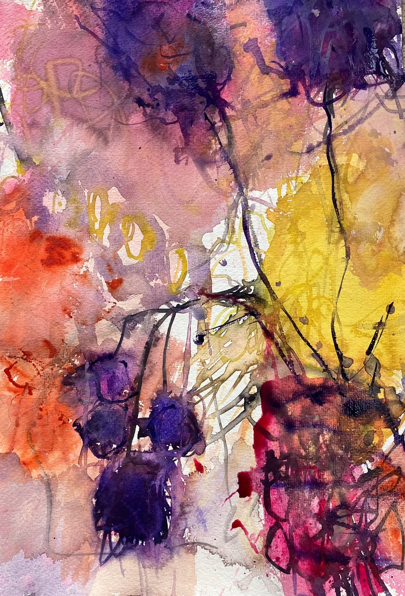 Abstraktes Aquarellbild mit dunklen schwarzen Linien, violetten, roten, orangenen, gelben und lila Farbtönen.