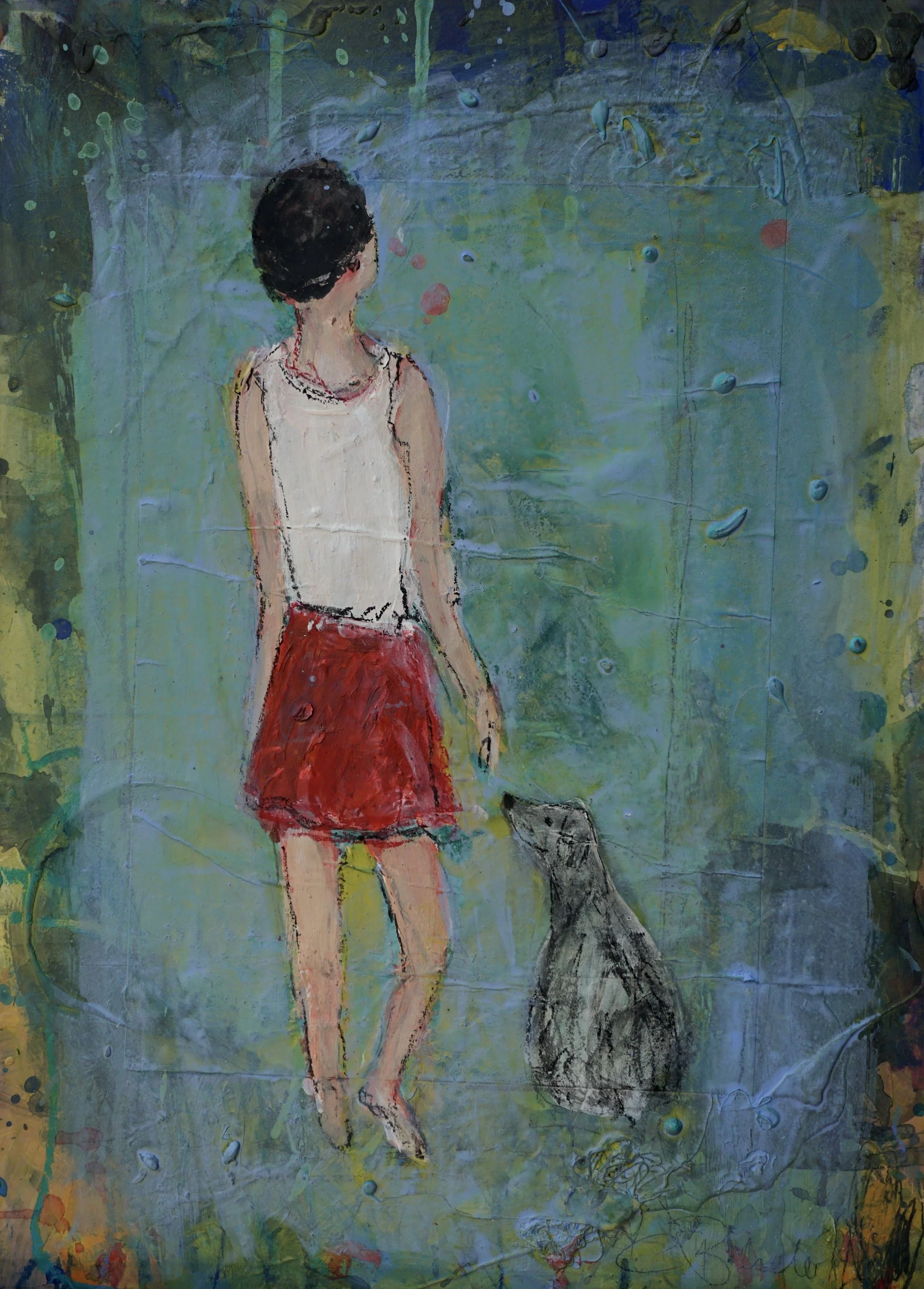 Ein Mädchen mit dunklem Kurzhaar und rotem Rock steht auf einem bunten, abstrakten Hintergrund, während eine schwarze Katze ihr ins Gesicht schaut.