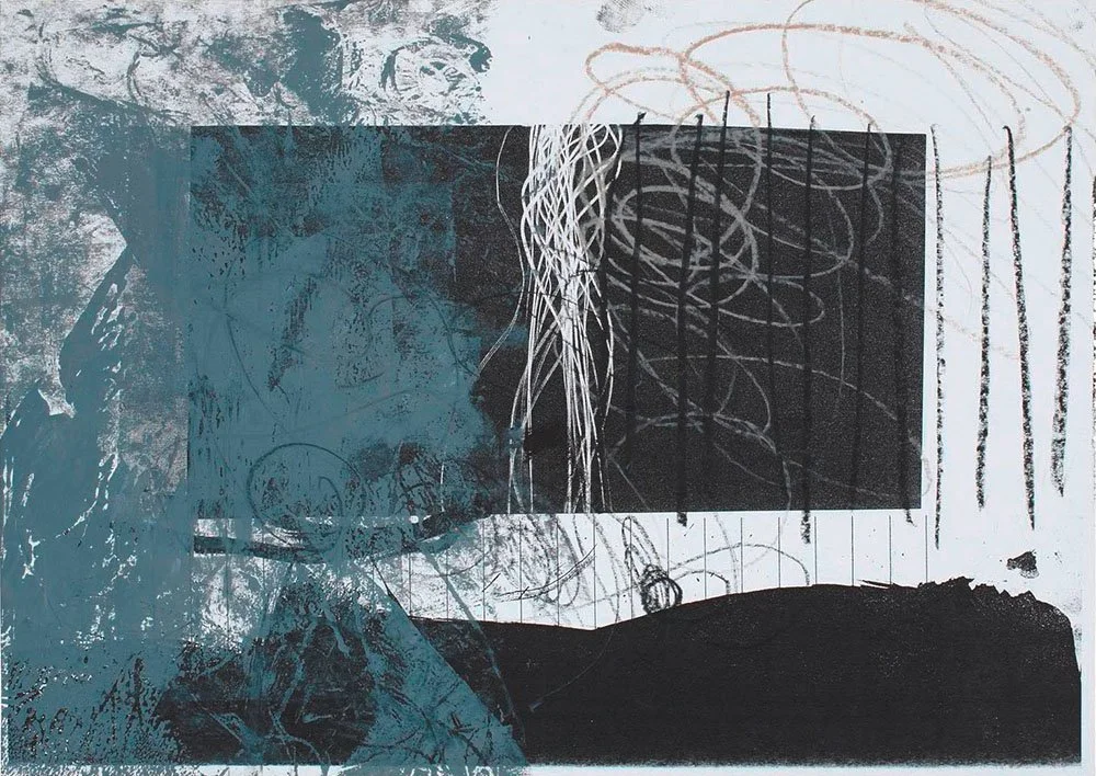 Abstrakte Kunst mit dunklen, weißen, grauen, blauen und schwarzen Farbflächen, Linien und Kritzeleien.