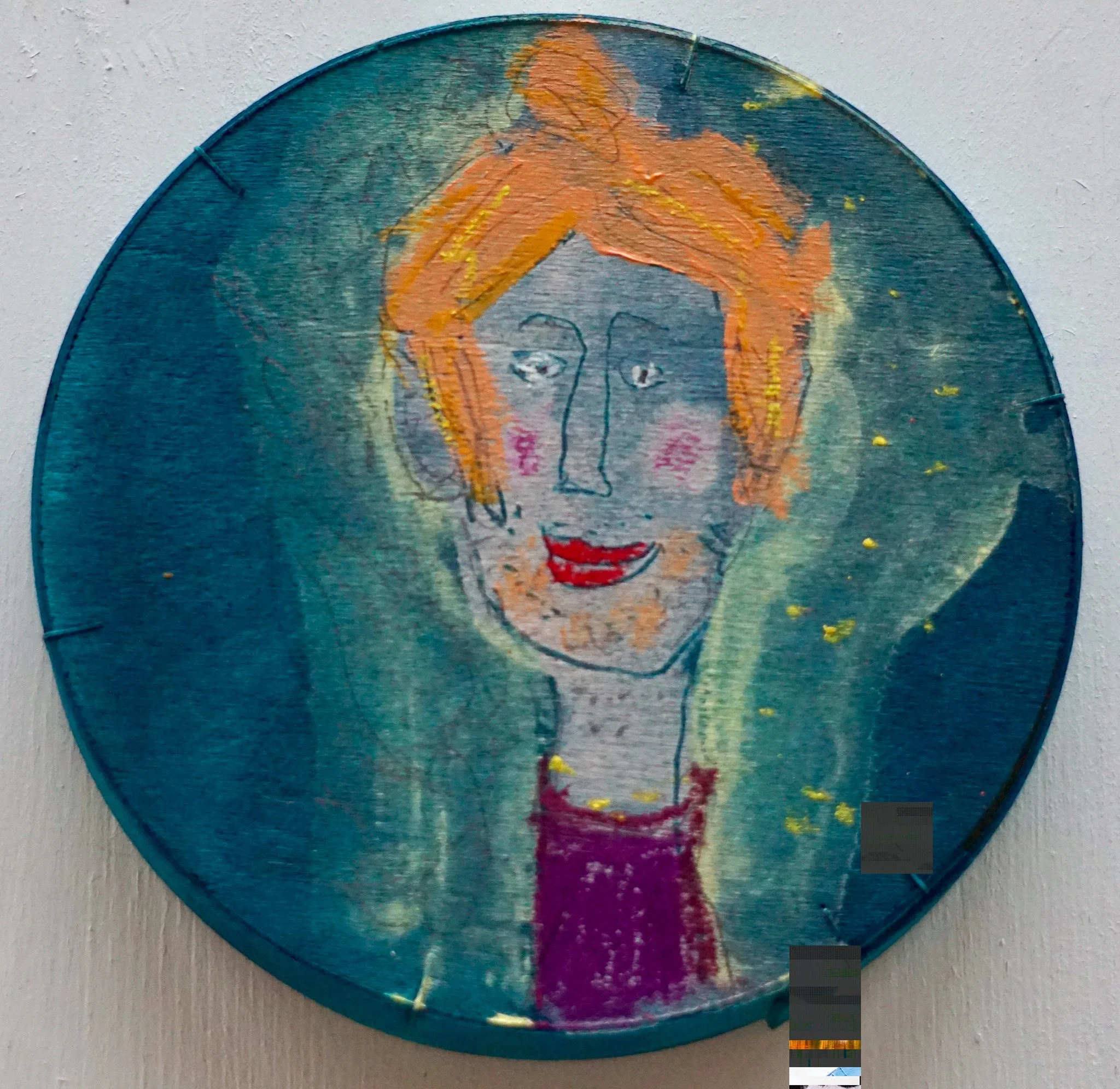 Eine bunte, handgemalte Porträtzeichnung einer Frau mit langen, blonden Haaren, rotem Lippenstift und einem lila Oberteil, auf einem runden Hintergrund.