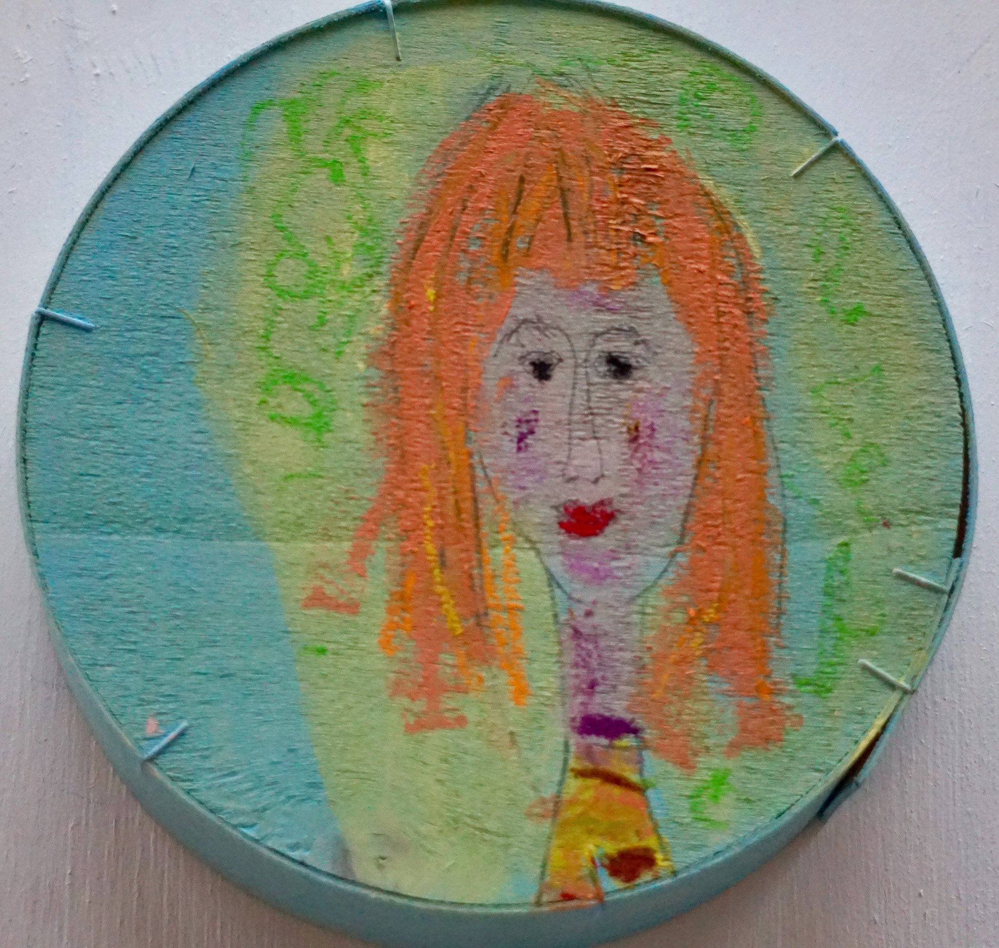 Gemaltes Porträt einer Frau mit orangehaarigen Haaren, rotem Lippen und einem bunten Scarf auf einer Käseschachtel von Künstlerin Christine Bender