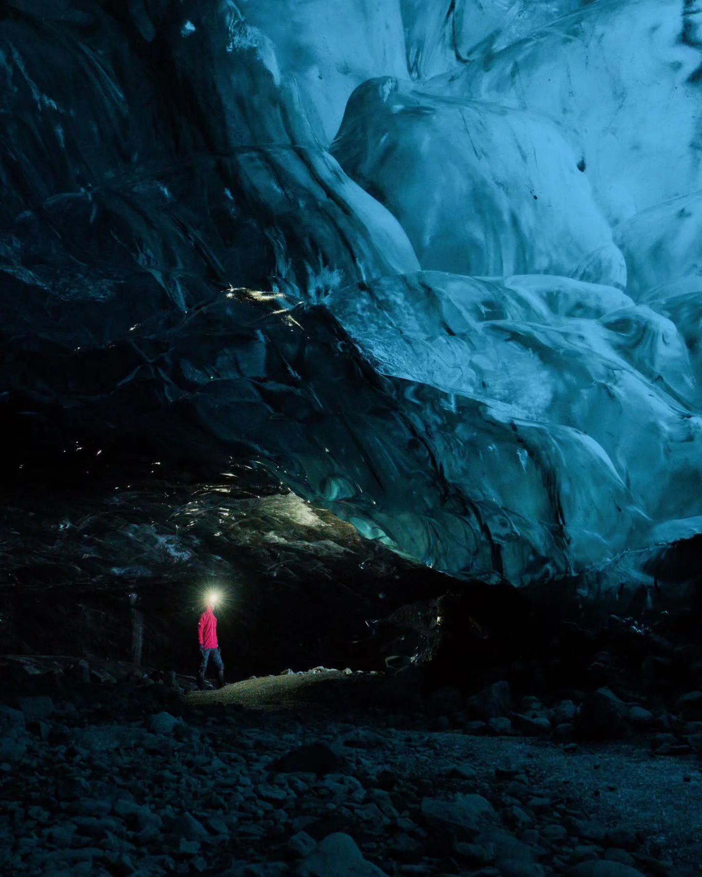 Last one of the ice cave...thanks to @ellenvddoel for being such an excellent still standing model!

📍Vatnaj&ouml;kull, Iceland
📸 Sony a7iv, Sony FE 16-35 F2.8
⚙️ 1/15 - F7.1 - iso 1250 - 35 mm