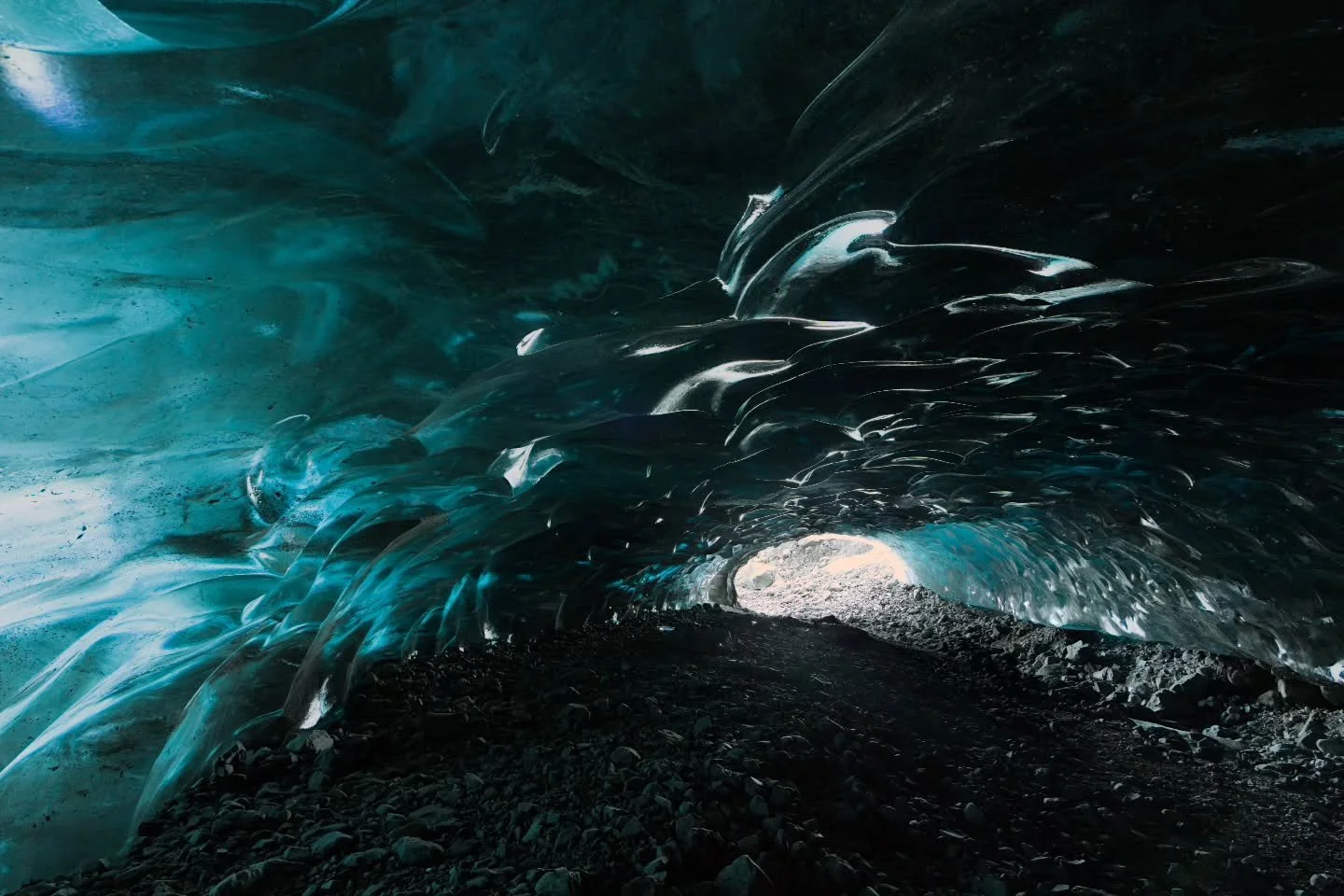 One of the things I looked forward to most about my Iceland trip with @dutch_photo_academy ...visiting an ice cave! And what an experience it was. Already going to the cave was an adventure. First there was a very very (really very) bumpy ride, follo