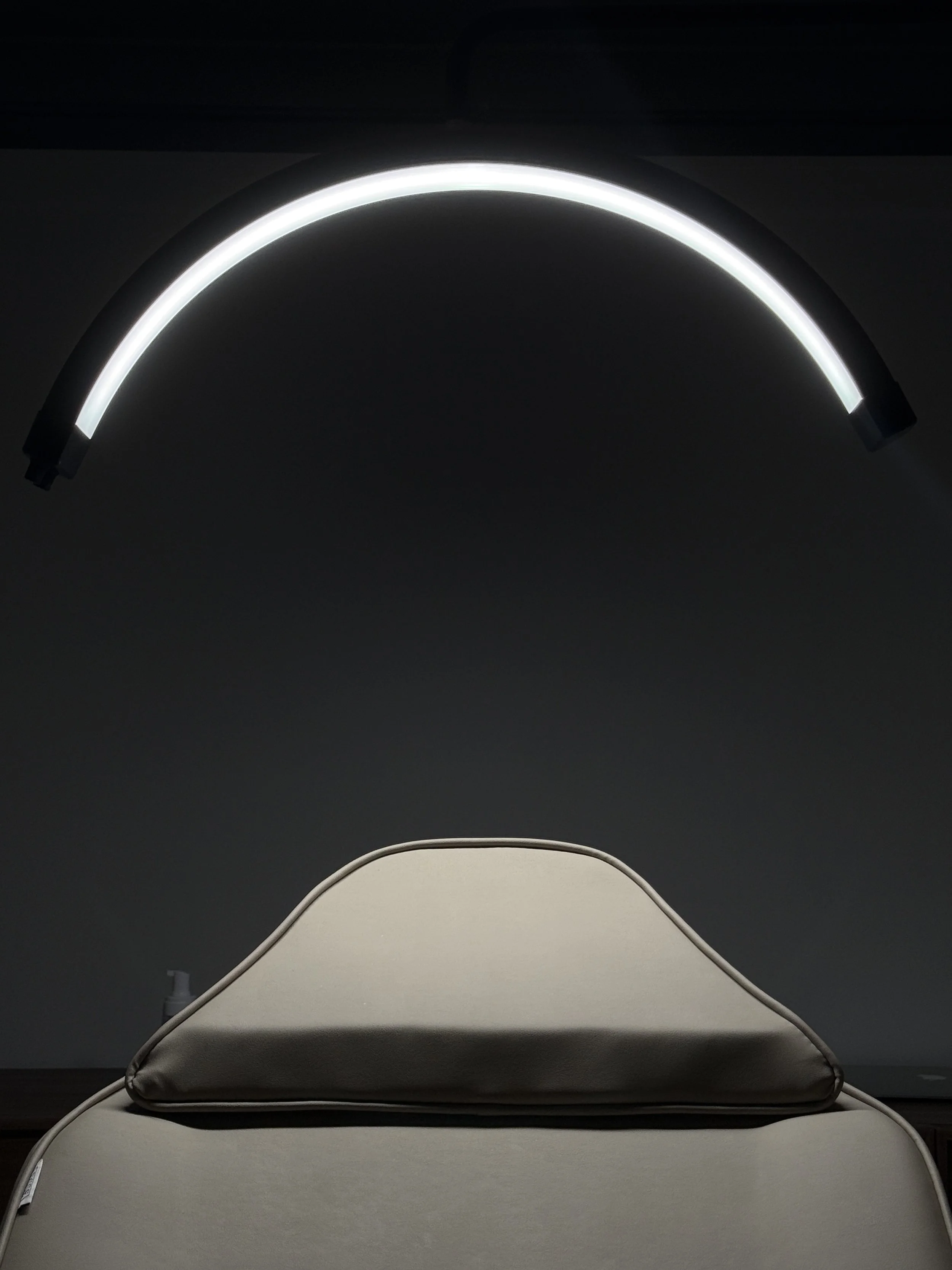 Lit médical avec un coussin, éclairage de contenu lumineux au plafond