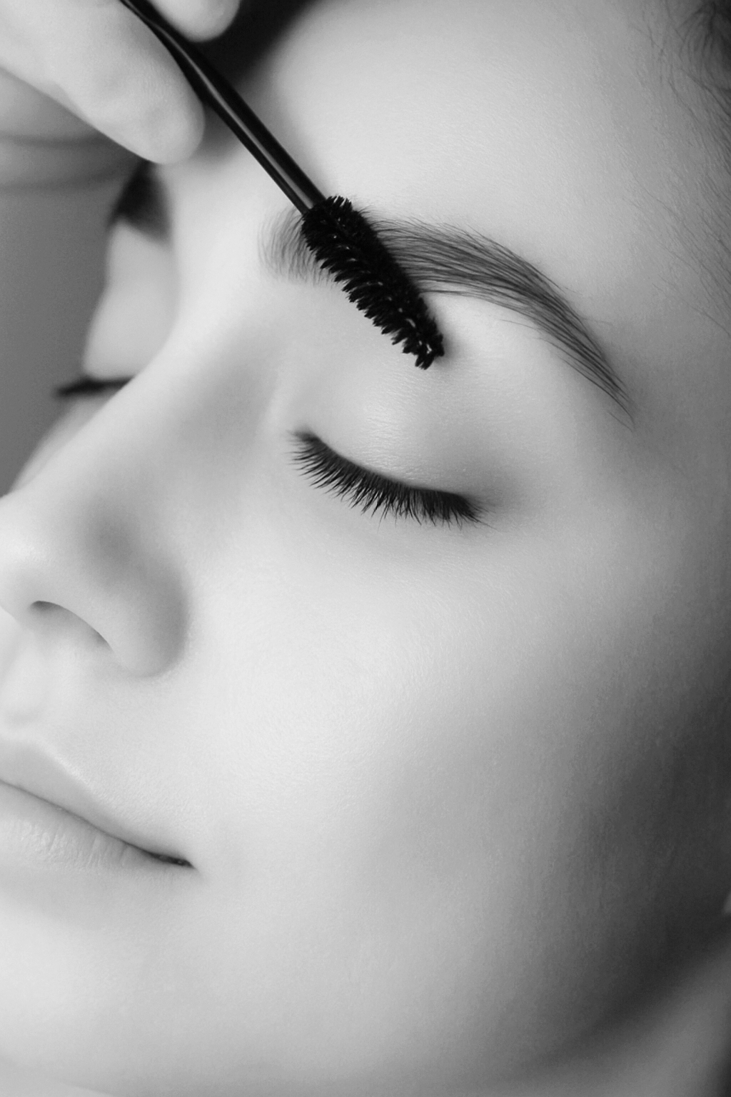 Une femme avec des sourcils naturels, fournis