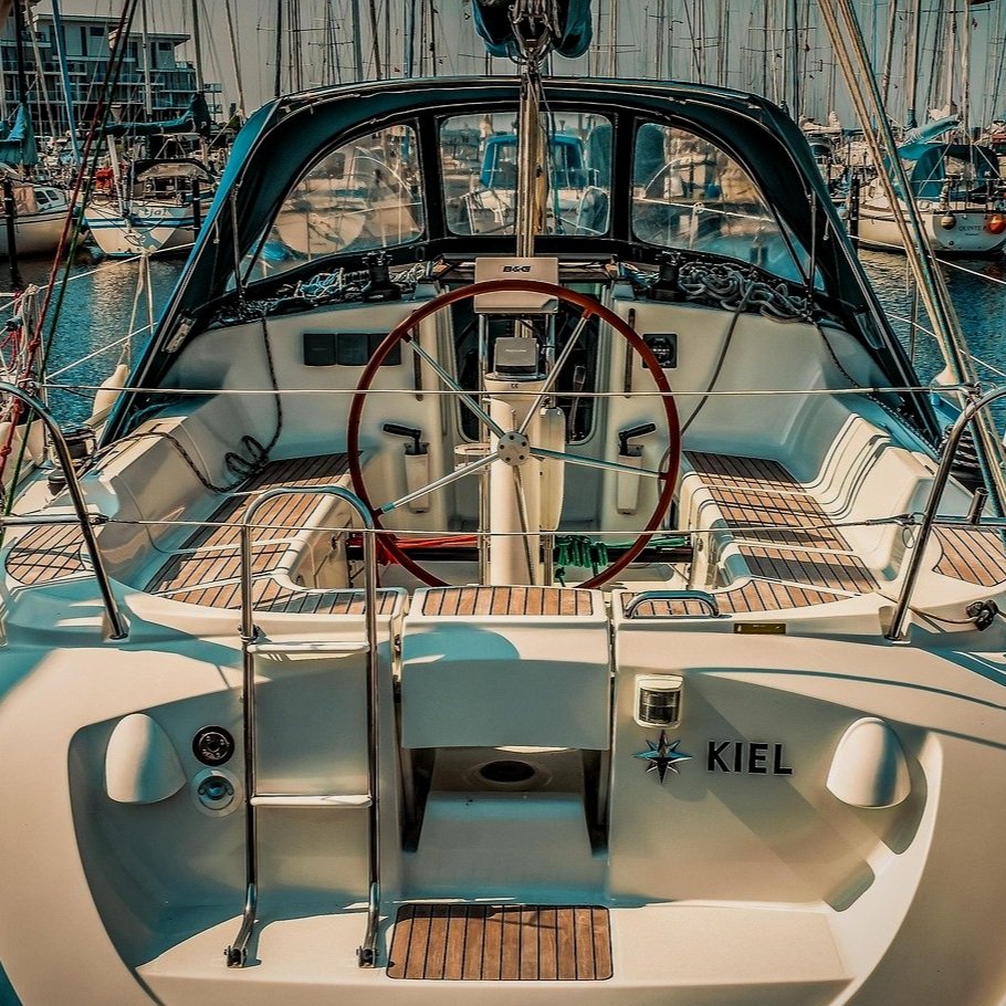 powerboat-3980078_1920.jpg
