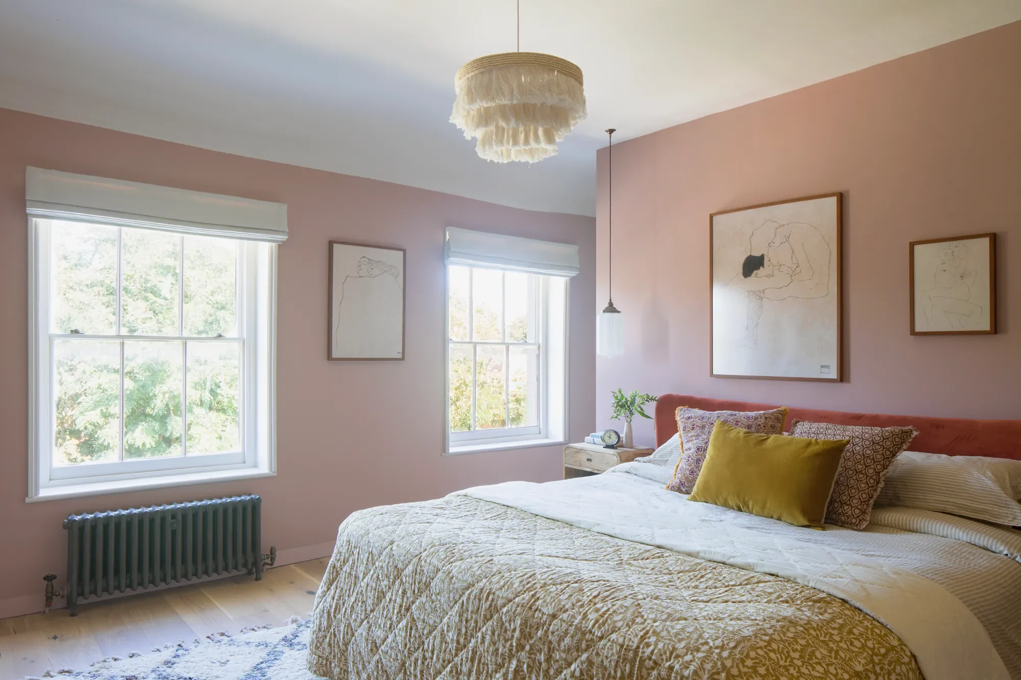 pink-bedroom-with-artwork-interior-design-kent-michelle-shakallis.webp