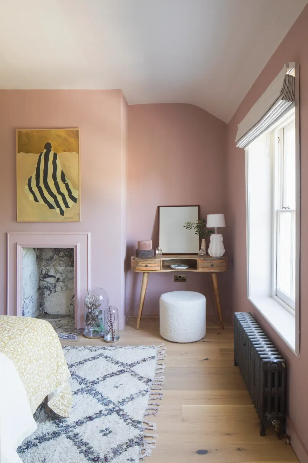 pink-bedroom-with-dressing-table-interior-design-kent-michelle-shakallis.webp