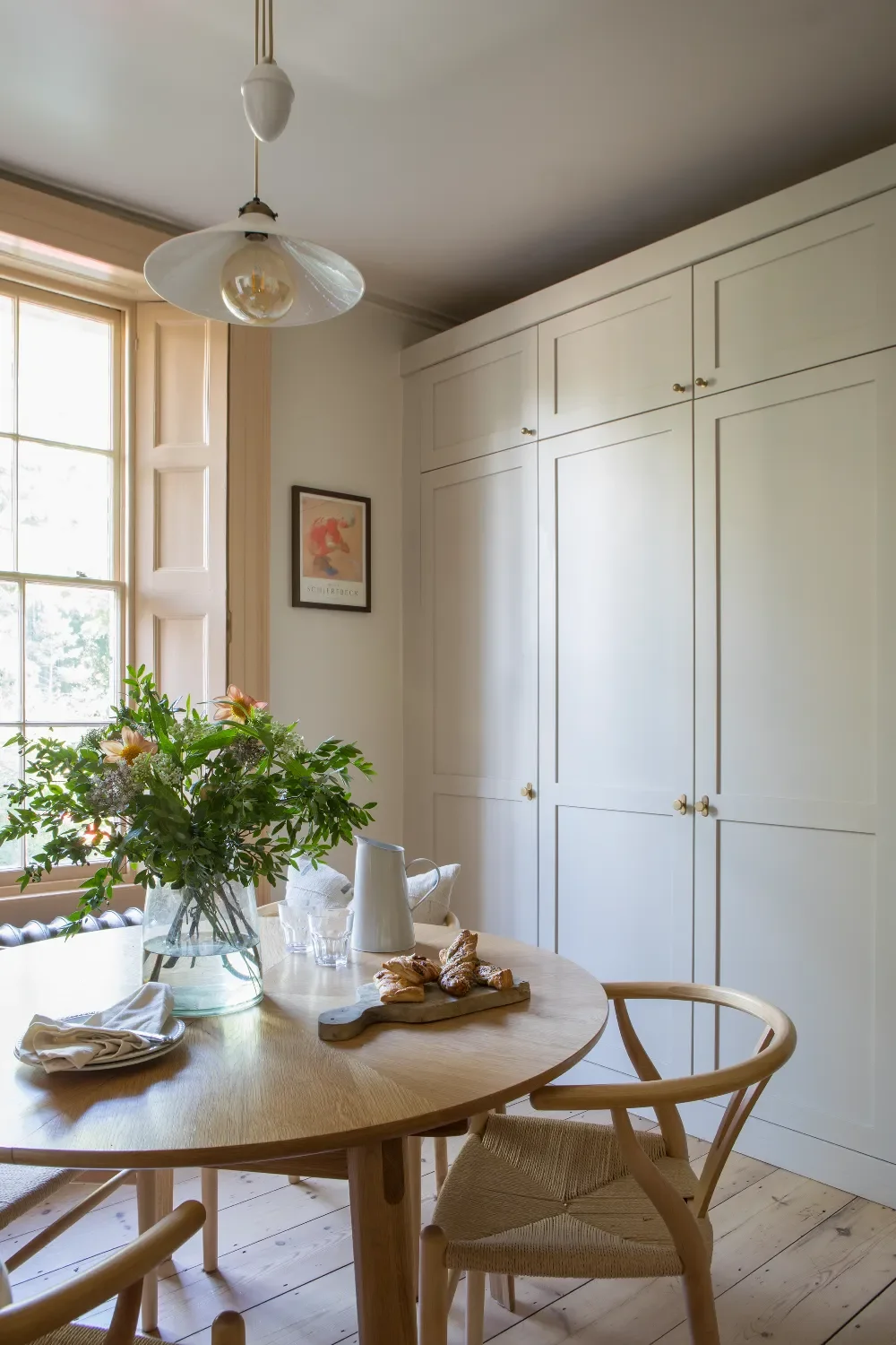 kitchen-rise-and-fall-pendant-interior-design-kent-michelle-shakallis.webp
