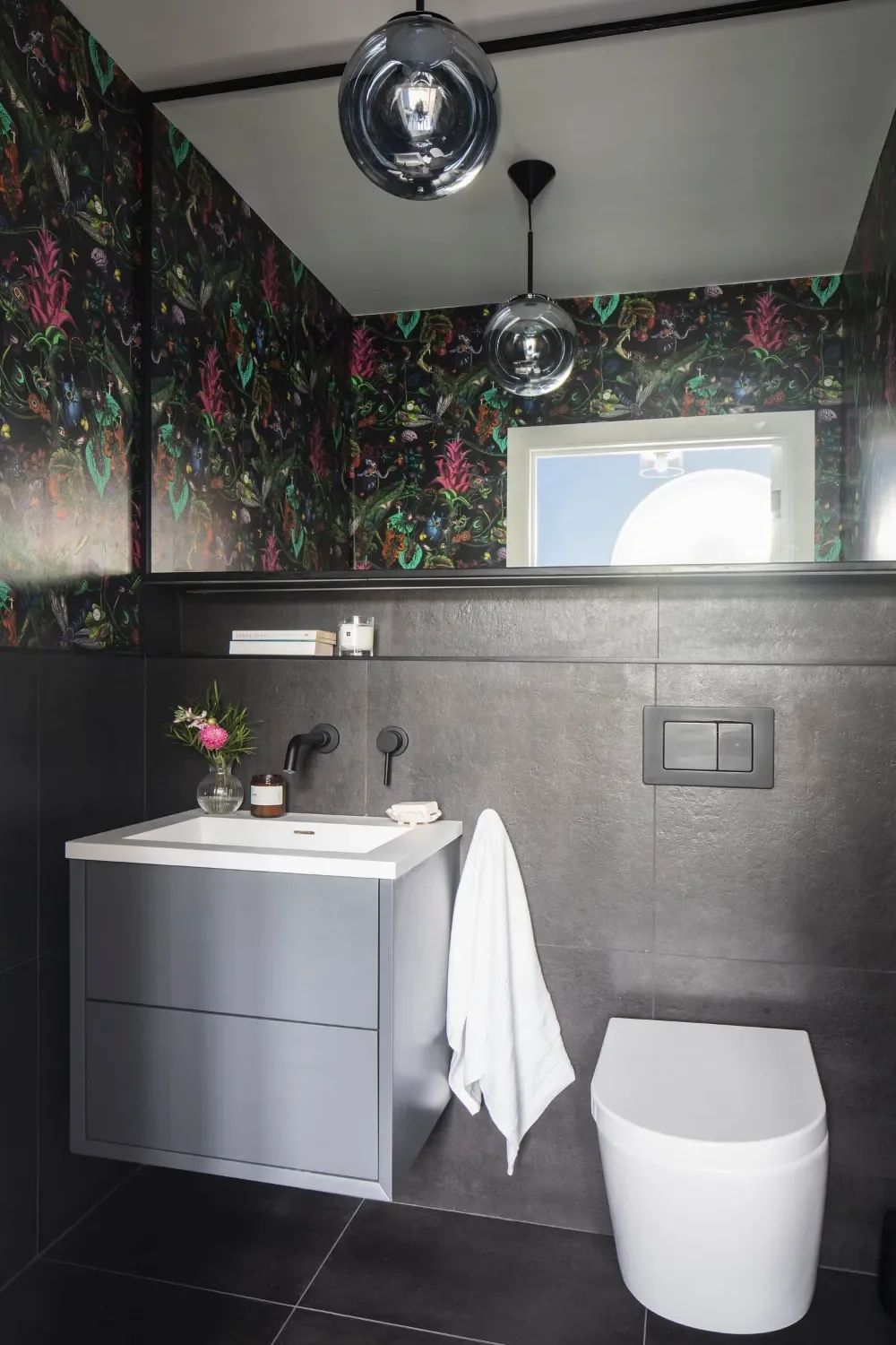 wc-toilet. with wallpaper and black tiles Kent Michelle Shakallis Interiorswebp.webp